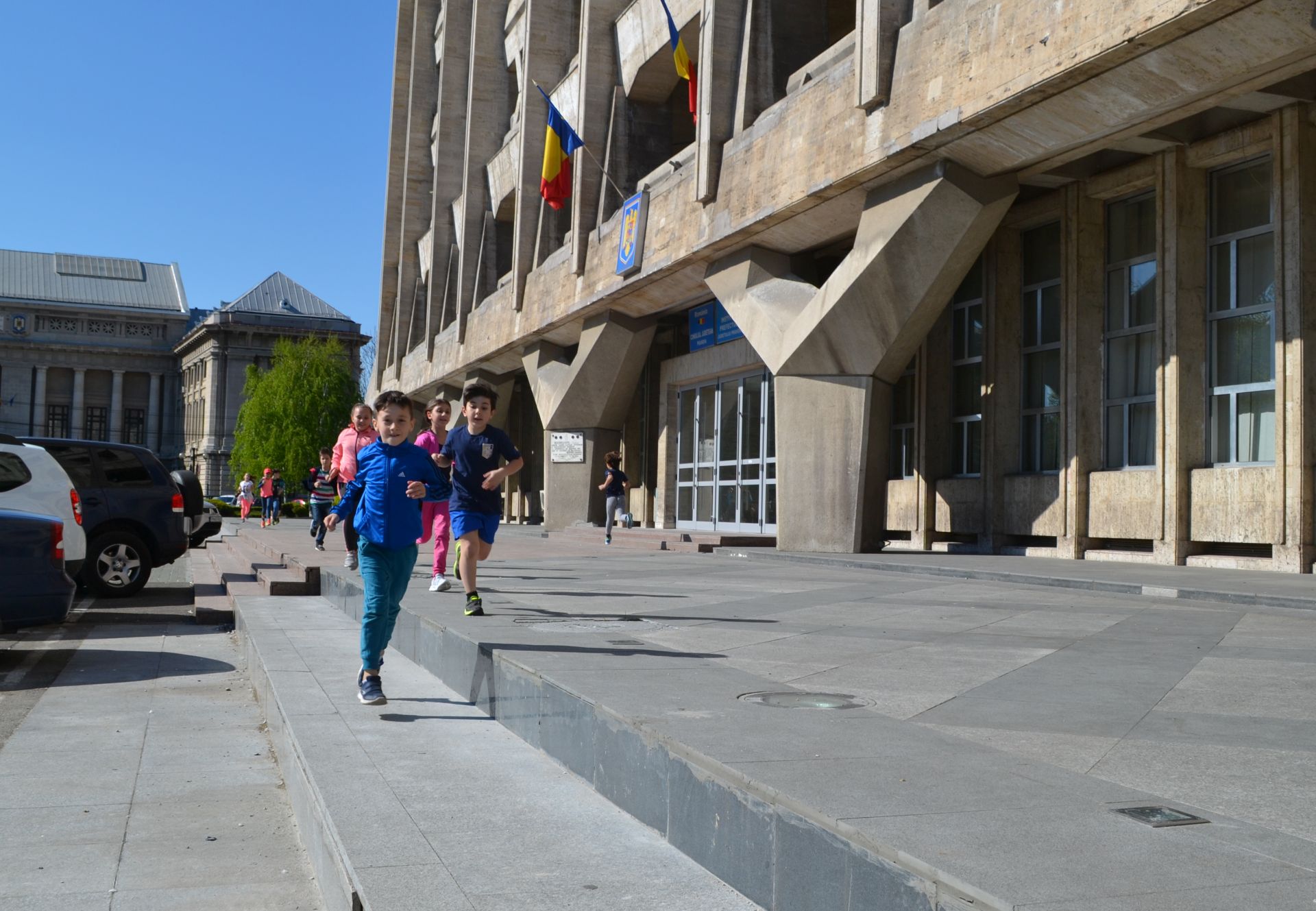 Activitatea sportivă de la CSM Ploieşti, în blocaj total! Sportivii ploieșteni se antrenează în fața Primăriei! FOTO