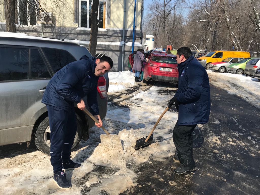 Sportivii de la CSM București au pus mâna pe lopată și au ieșit la deszăpezire / GALERIE FOTO
