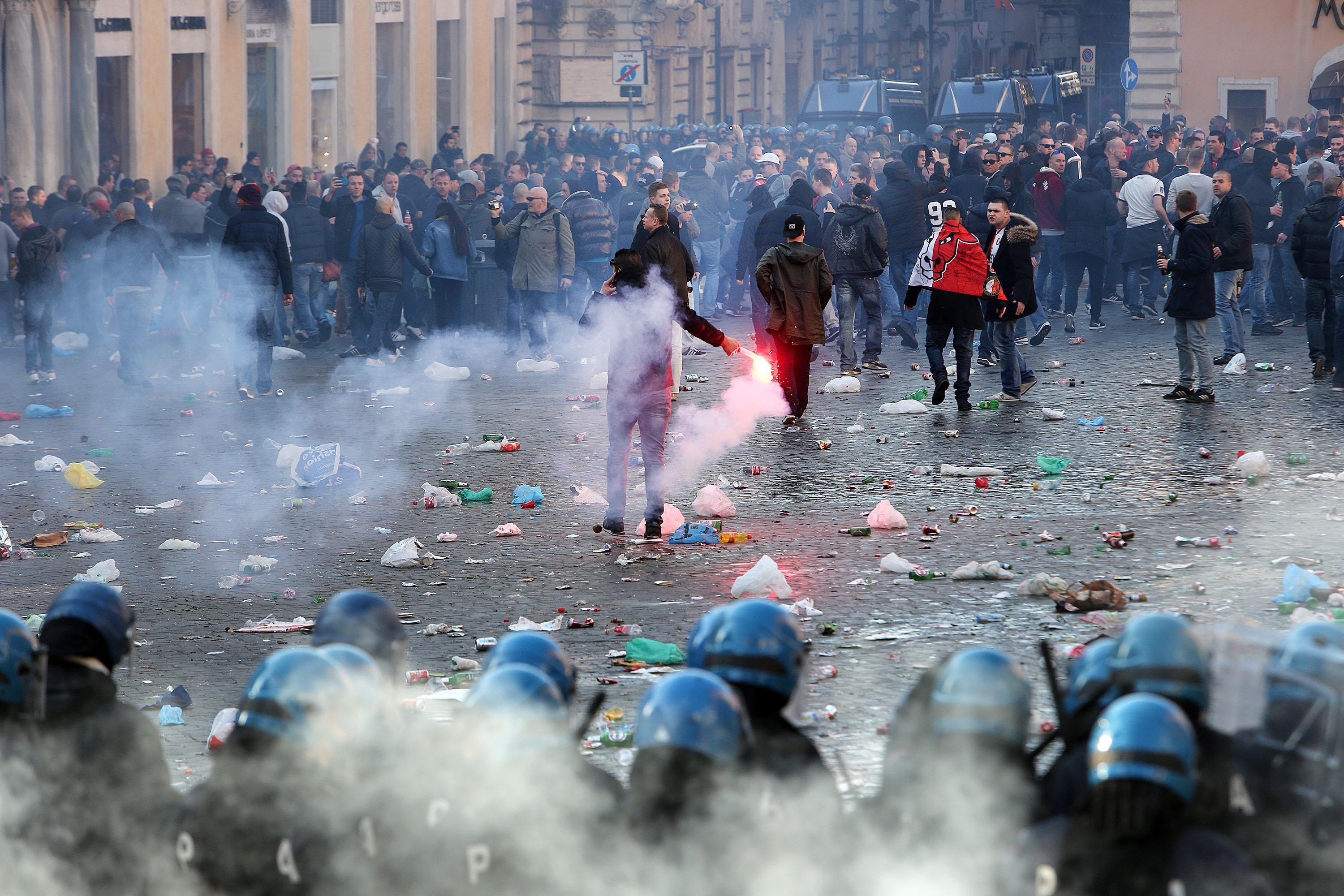 Barbarii din galeria lui Feyenoord au făcut prăpăd la Roma! / GALERIE FOTO