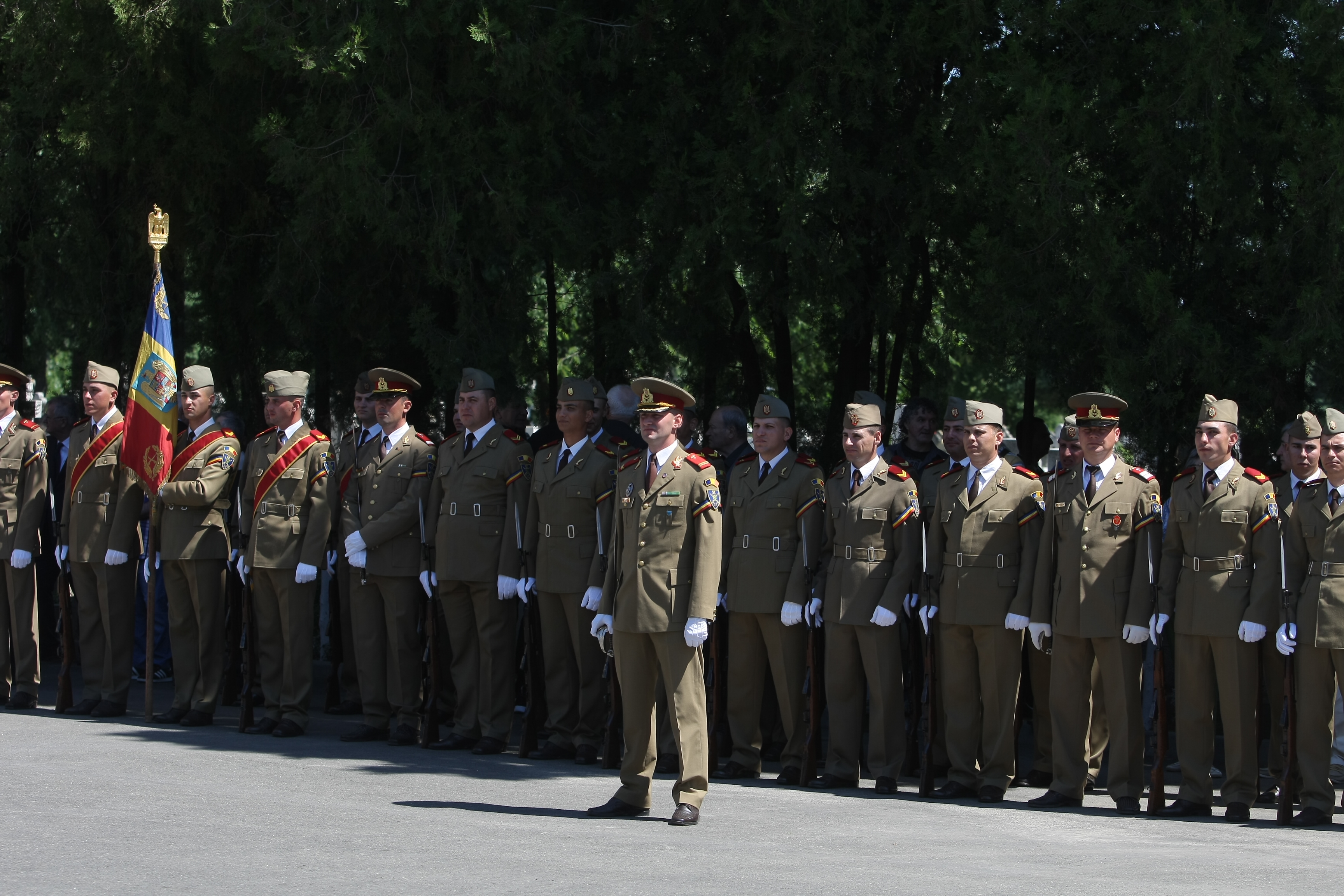 GALERIE FOTO&VIDEO/ Cristian Țopescu, înmormântat cu onoruri militare, la Cimitirul Ghencea Militar din București