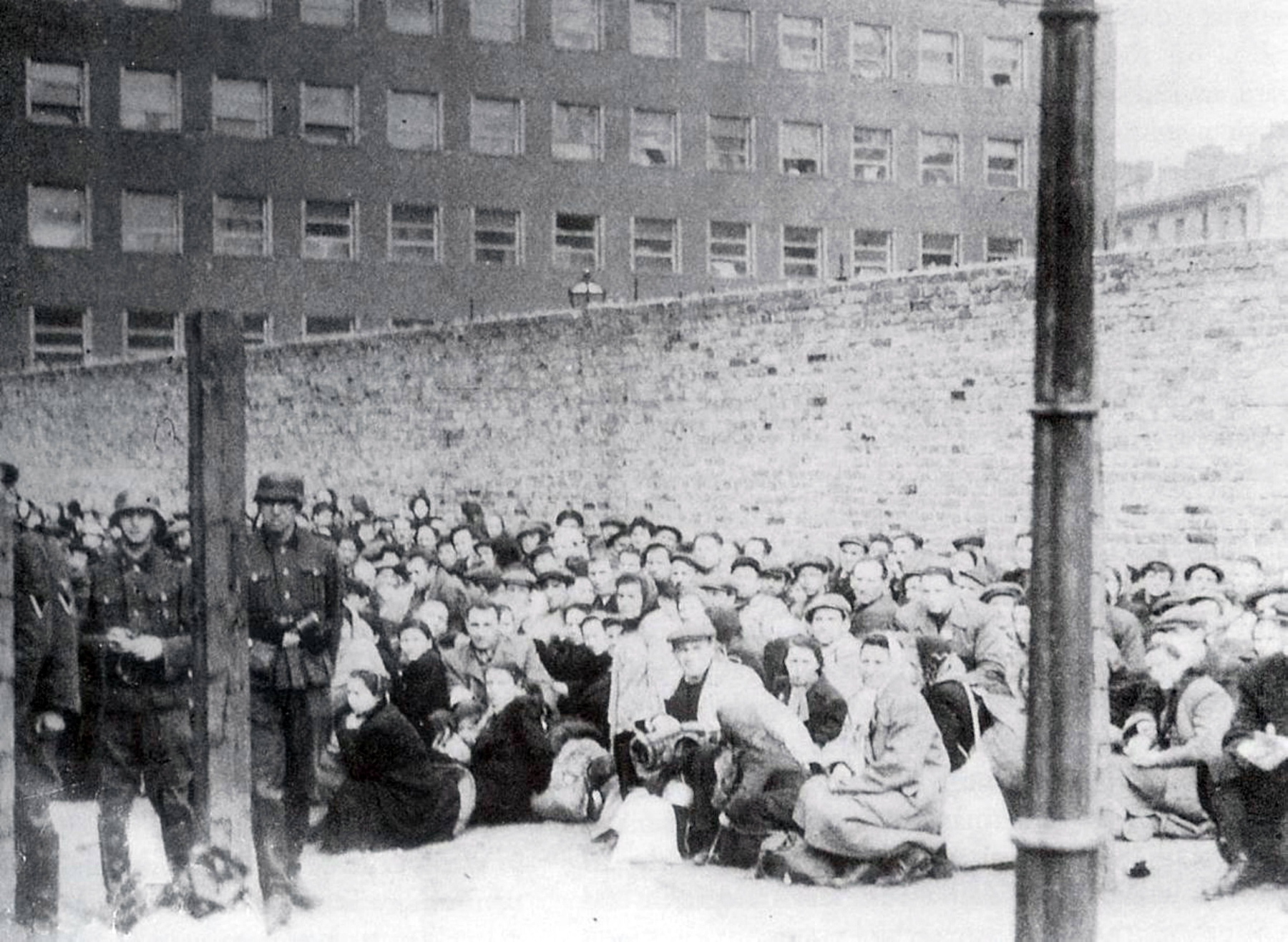 Umschlagplatz, miejsce, z którego latem 1942 r. deportowano setki tysięcy Żydów z getta warszawskiego