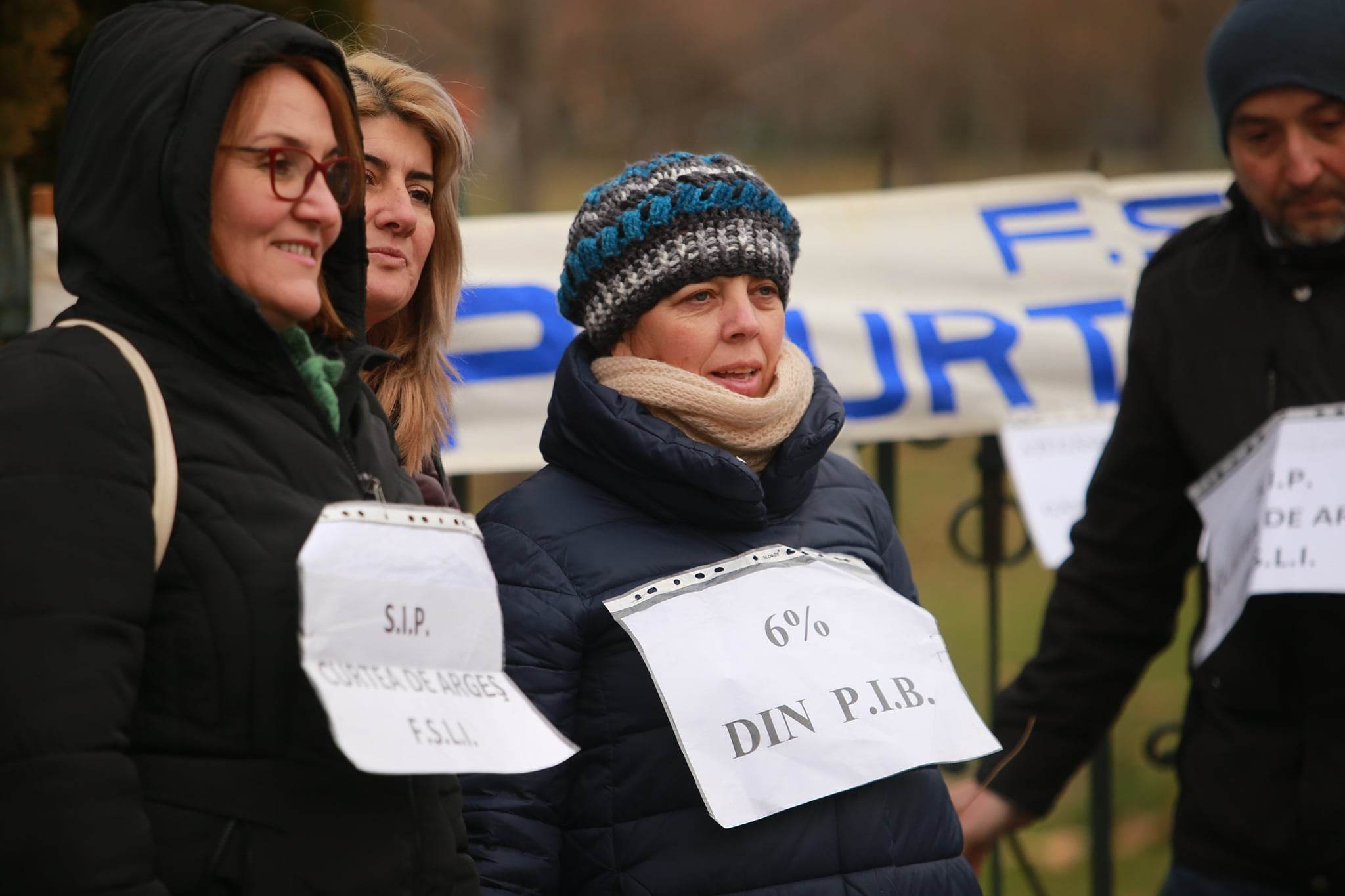 Angajații din Educație au protestat în fața Parlamentului. Ce revendicări au avut
