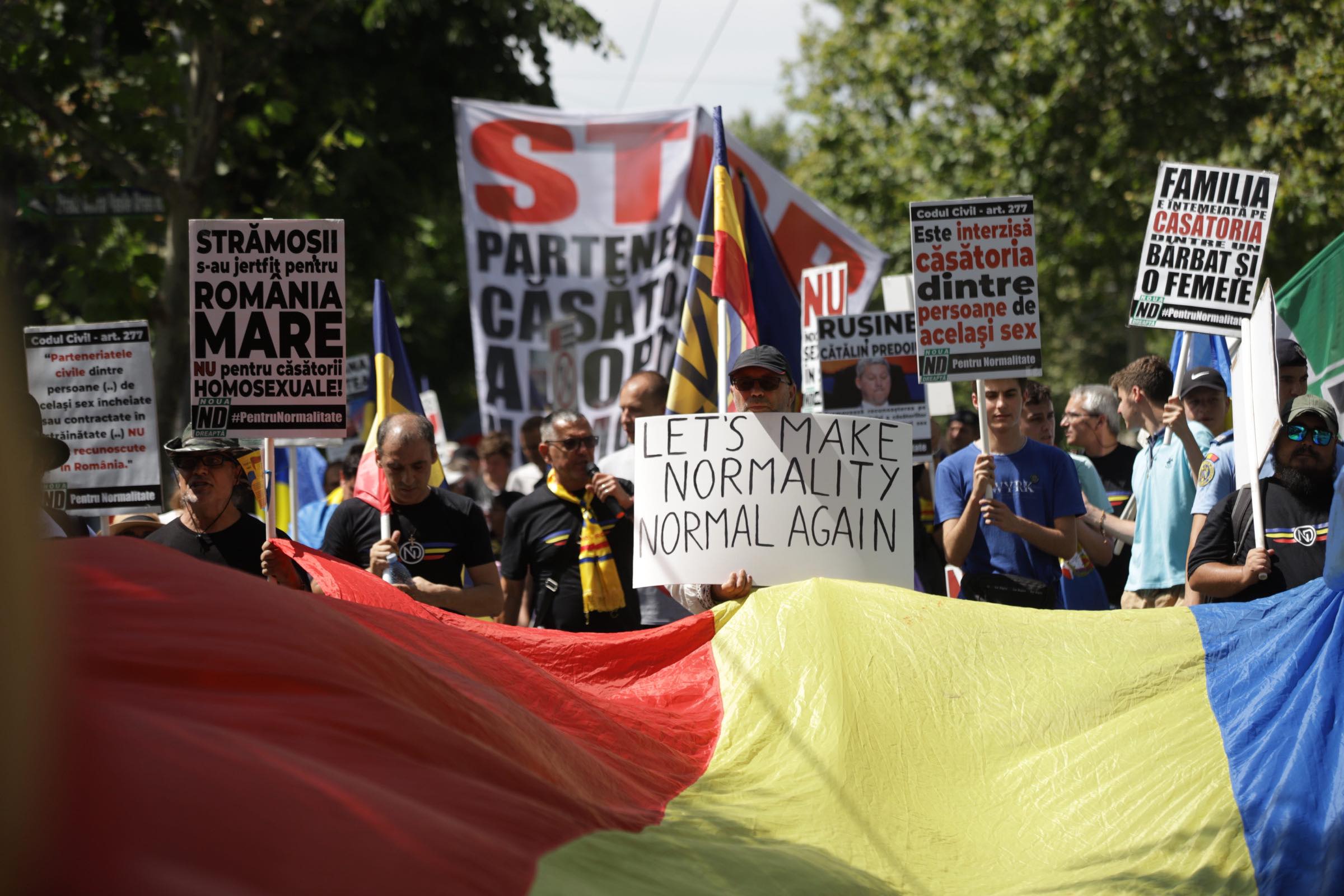 Aproape 25.000 de oameni au participat la Bucharest Pride, la câteva ore după ce 150 de persoane au luat parte la „Marșul normalității”