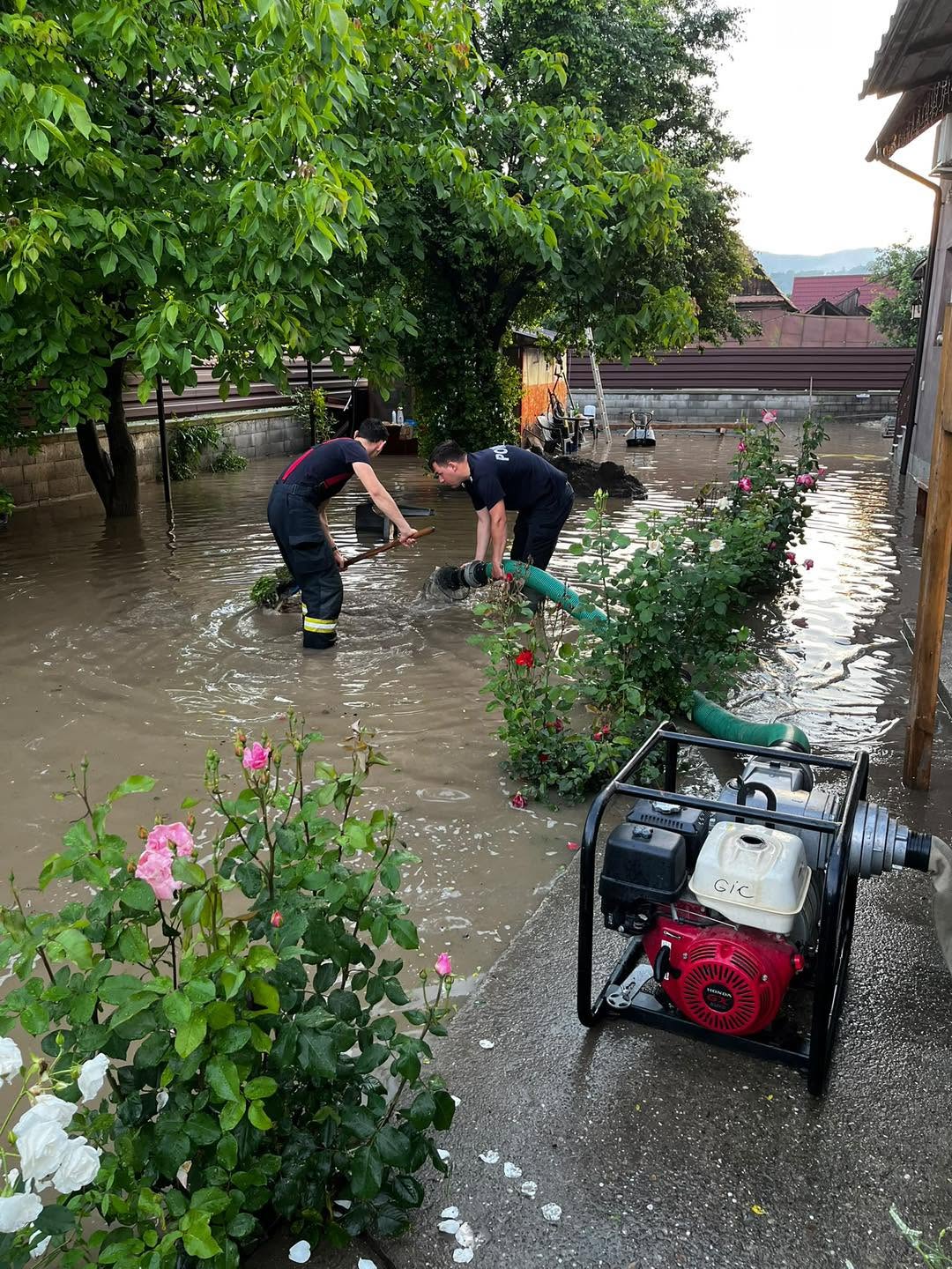 Codul portocaliu de ploi torențiale a făcut prăpăd în țară. În unele zone a plouat în 24 de ore cât într-o lună