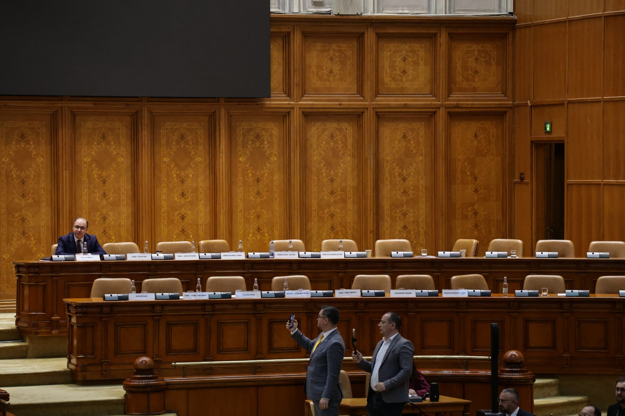 Ce nu s-a văzut la televizor în timpul votului moțiunii de cenzură împotriva Guvernului Bolojan. Negocieri în șoaptă, telefoane pe fugă și calcule la limită