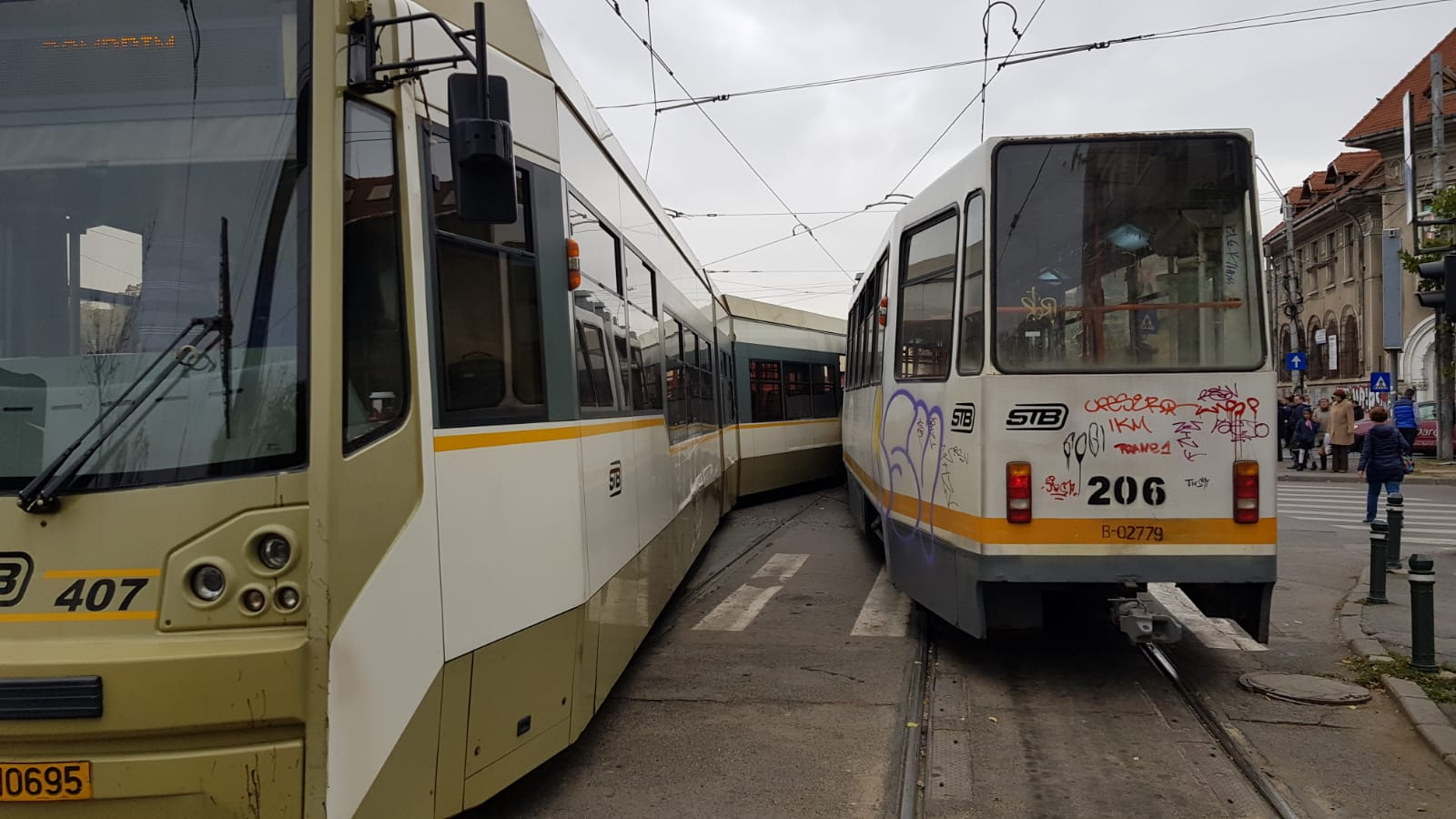 Două tramvaie s-au ciocnit în București, miercuri la prânz. O femeie a fost rănită la cap
