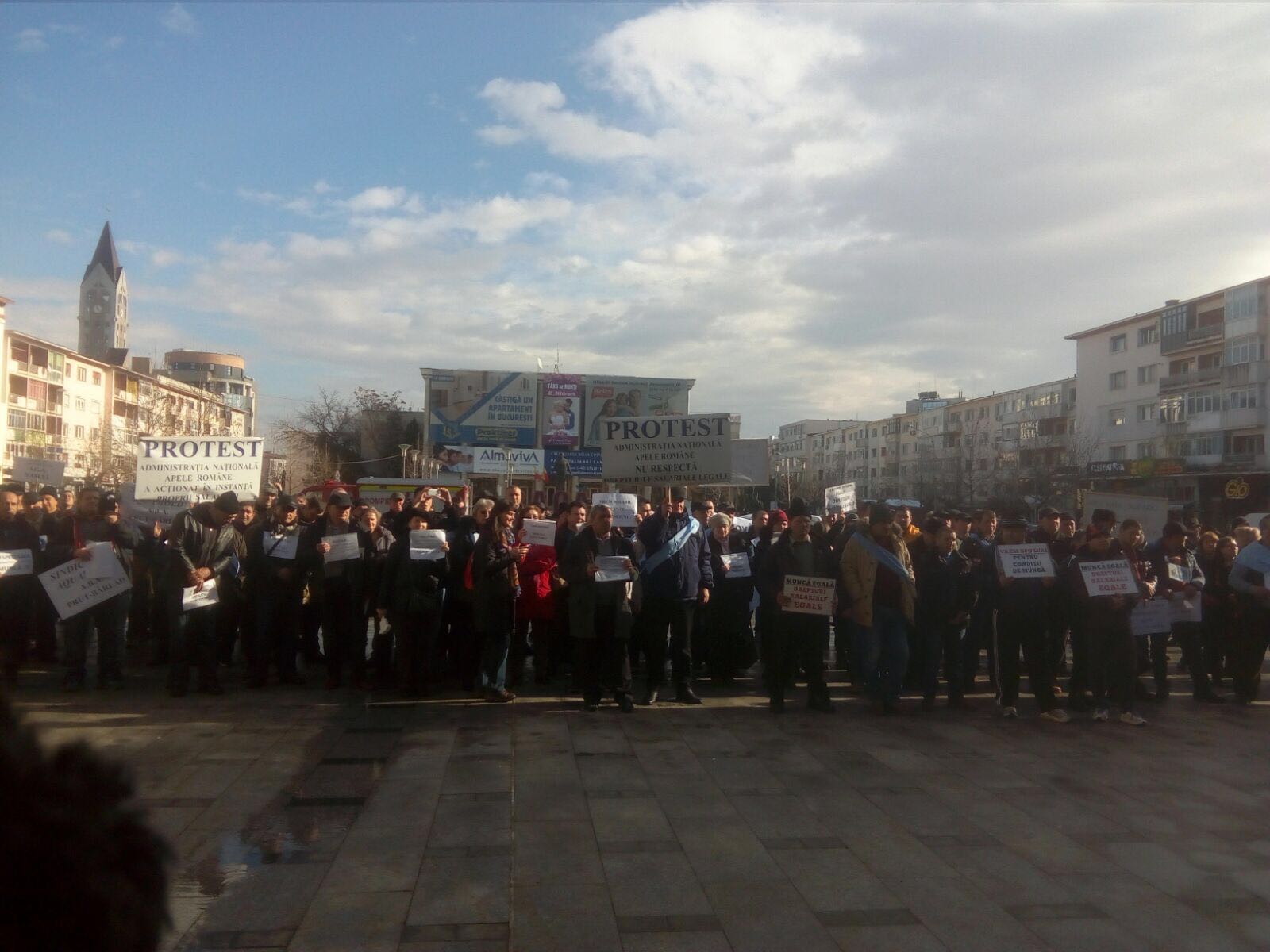 Marș de protest al angajaților de la serviciile de gospodărire a apelor din șapte județe| VIDEO&FOTO
