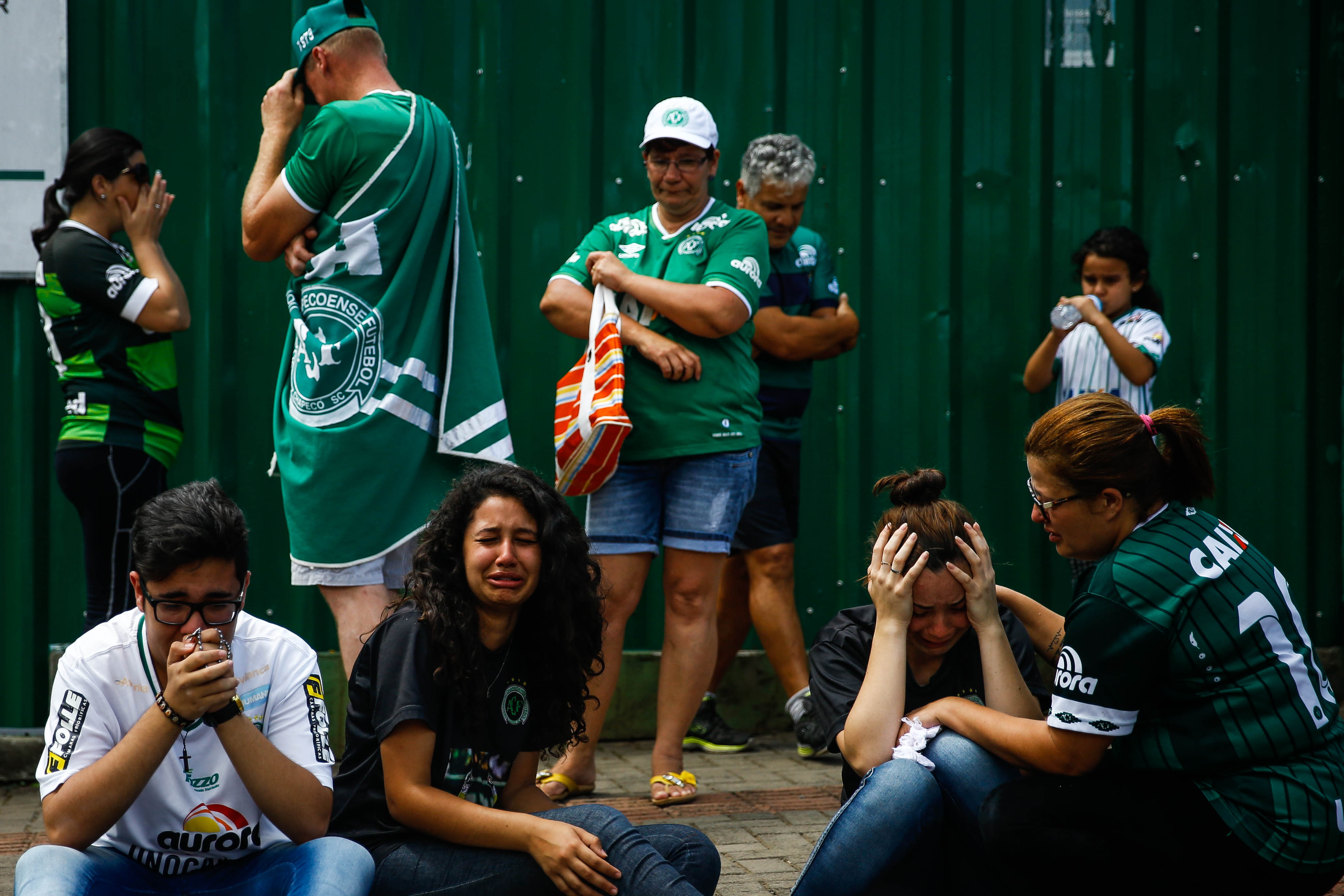 Avion prăbușit în Columbia. Ultimele imagini cu jucătorii de la Chapecoense înregistrate în timpul zborului! Fanii plâng la stadion | GALERIE FOTO&VIDEO