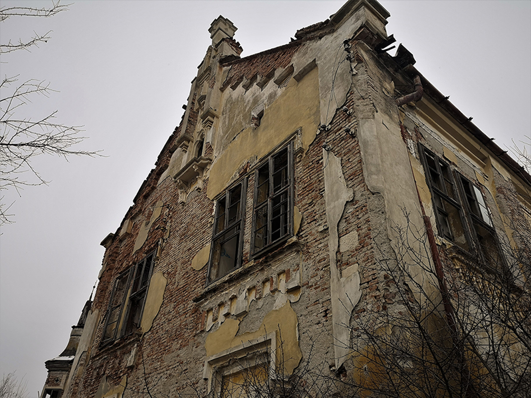 REPORTAJ. Un castel vechi de secole, din Ardeal, lăsat în voia sorții de beneficiarii retrocedării și de autorități: „Nu sunt fantome aici, doar sărăcie!”