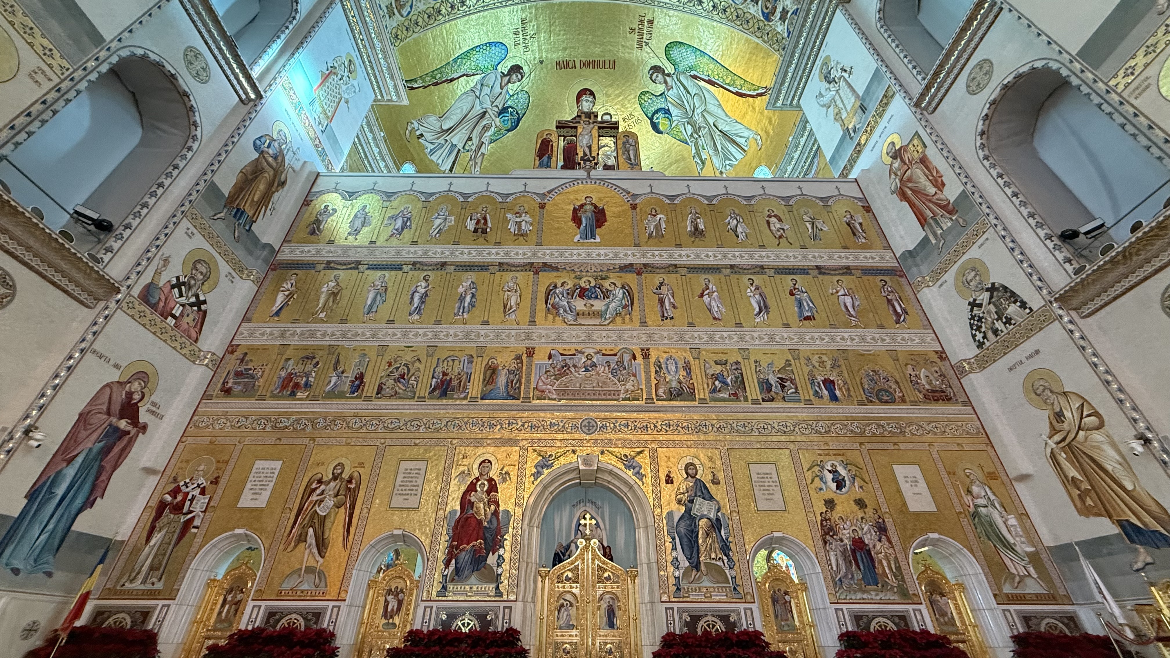 A doua zi de Crăciun la Catedrala Națională. Mii de credincioși au venit din țară și din străinătate să viziteze cea mai mare biserică ortodoxă din lume