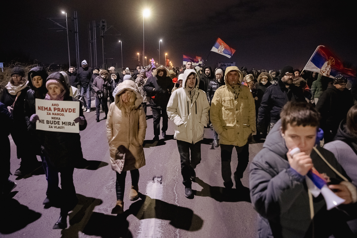 Blocadă pe un mare pod peste Dunăre din Belgrad. De aproape 4 luni, sârbii strigă „Corupția ucide!” | Video/Fotogalerie