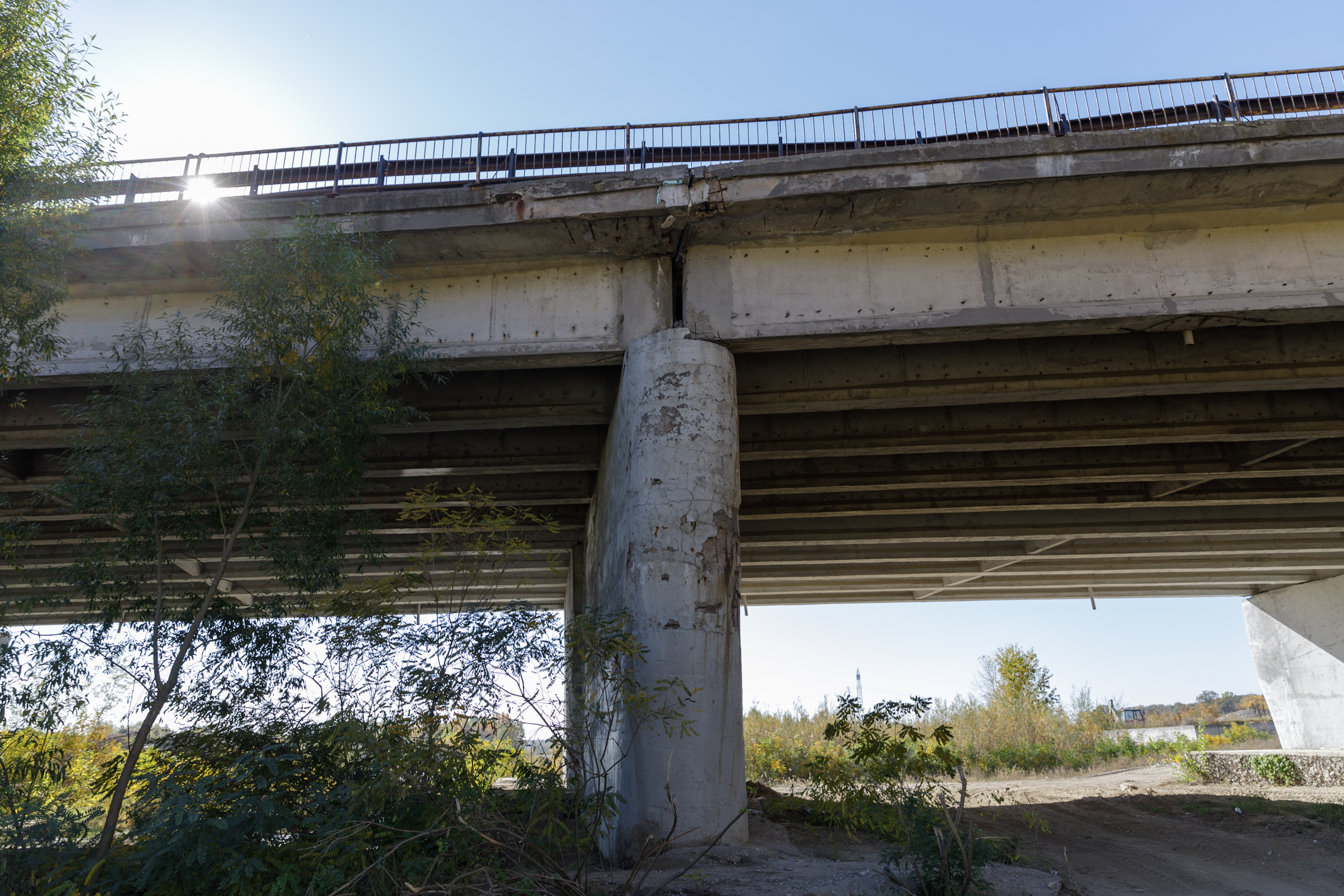Podul de pe autostrada A1 peste care trec zilnic 40.000 de mașini arată rău: pământ surpat, structură metalică ruginită. „Necesită reabilitare, înlocuirea unor elemente”