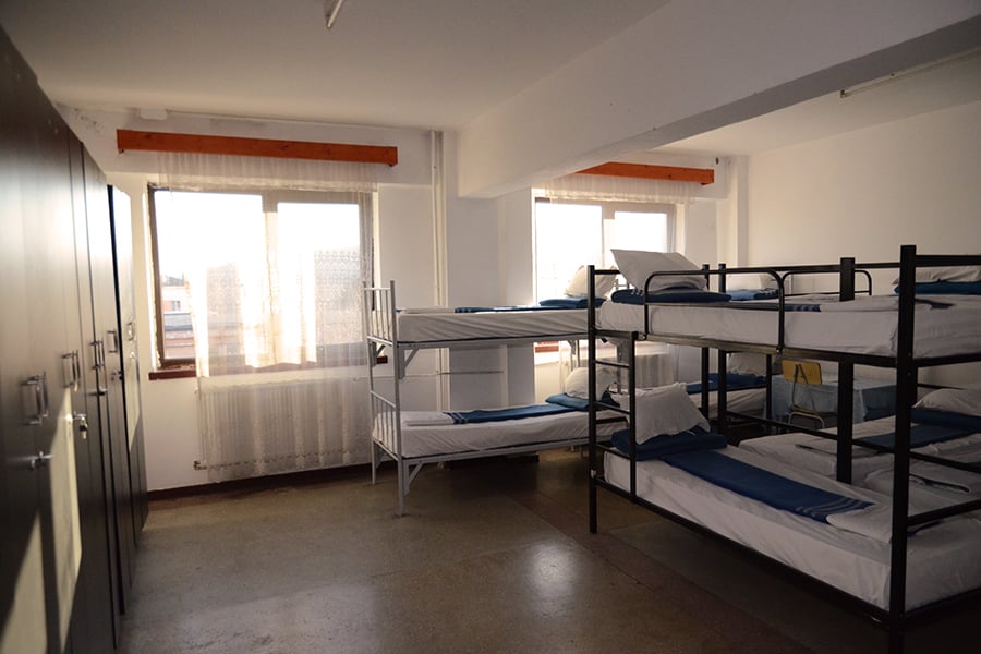 Școala de Pompieri din Boldești cumpără mâncare în valoare de 350.000 de euro. Lista include 98 de loturi, printre care și 190.755 de ouă