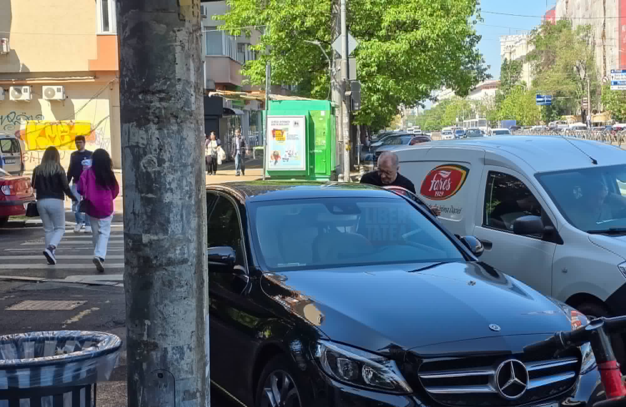 Imagini rare cu Horațiu Mălăele în Capitală. Actorul a atras atenția atunci când și-a parcat mașina într-o zonă interzisă