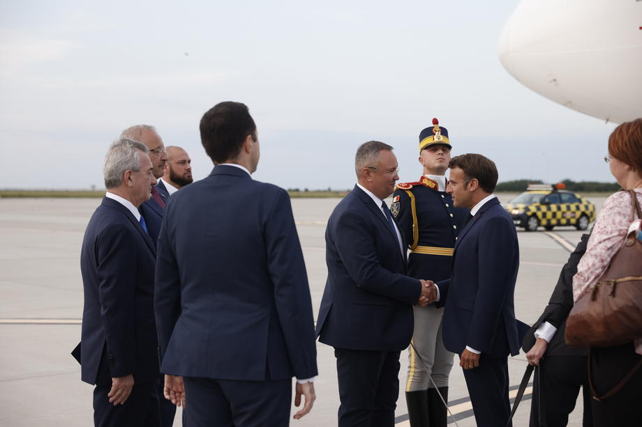 Emmanuel Macron a ajuns la baza Kogălniceanu marți seară. Miercuri dimineață se întâlnește cu Klaus Iohannis