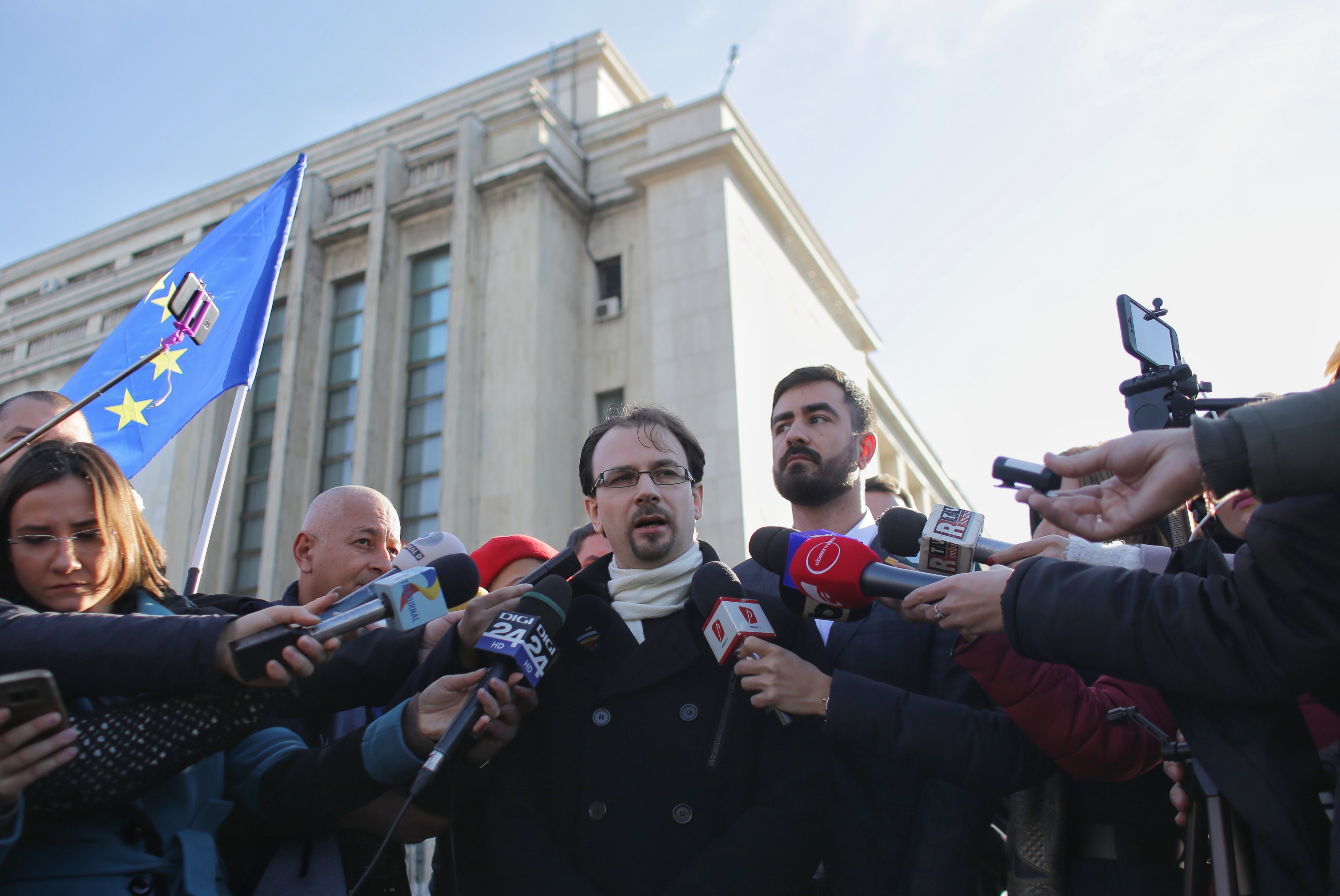 VIDEO. Premierul Tudose a discutat cu societatea civilă despre legile Justiției; S-a cerut demiterea ministrului Tudorel Toader