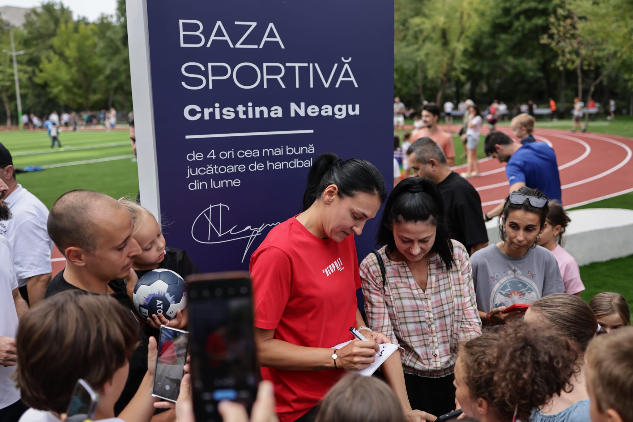 Școala 164 din București a inaugurat cea mai mare bază sportivă, care îi poartă numele campioanei Cristina Neagu