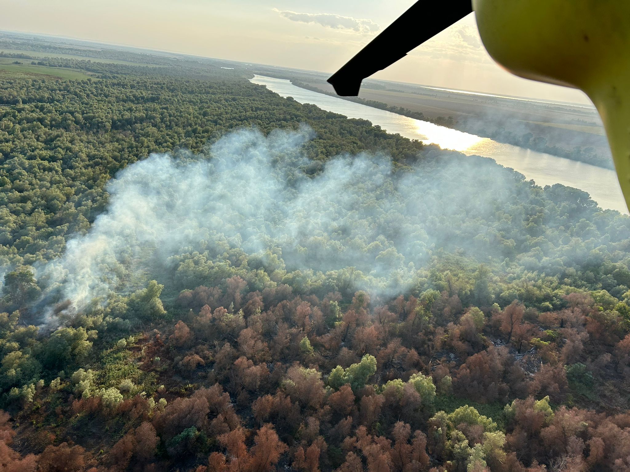 Ard 6 hectare de vegetație uscată în Chilia Veche, Tulcea. Intervine un elicopter Black Hawk