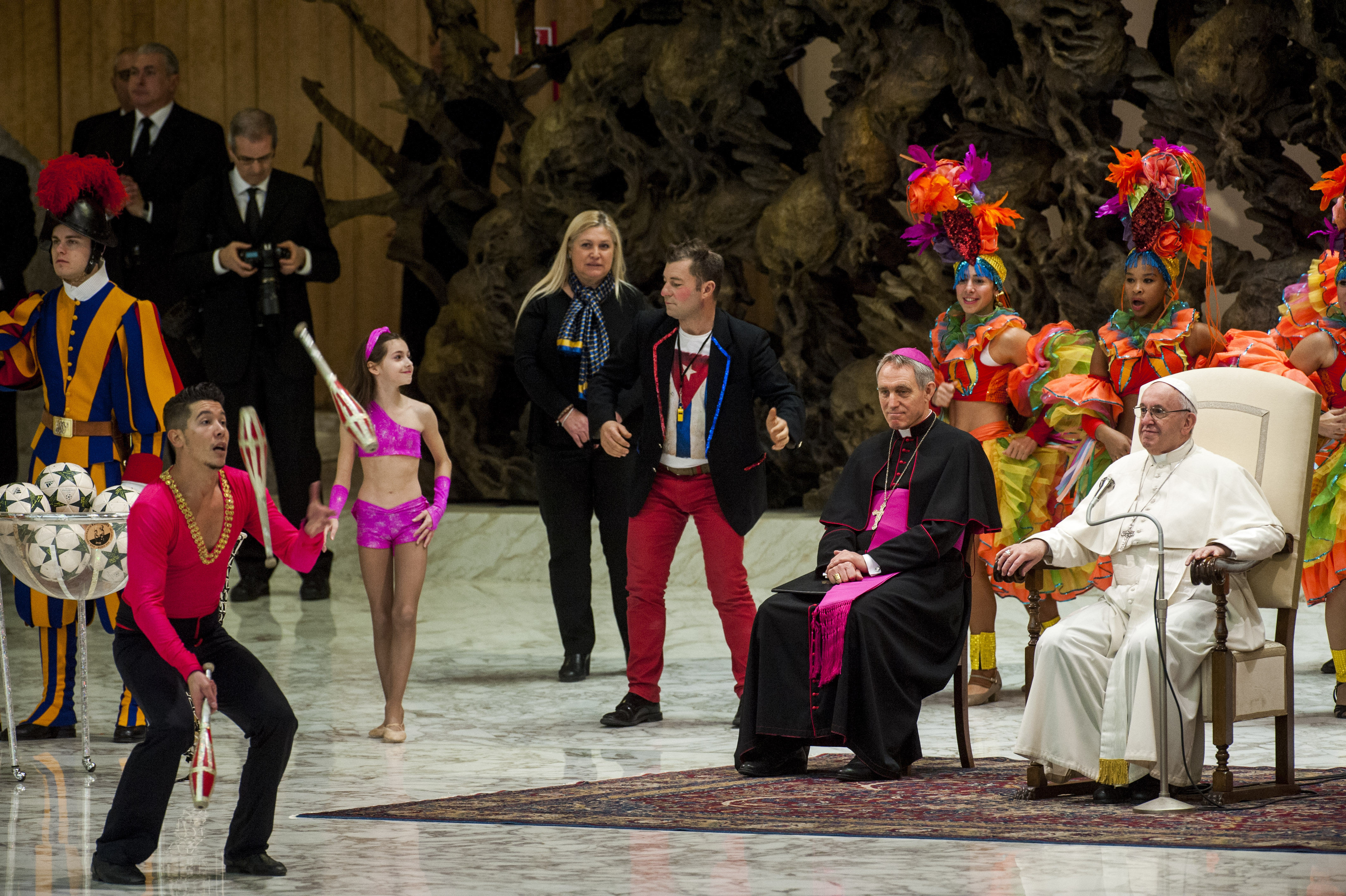 FOTO | Imagini inedite cu Papa Francisc. Suveranul Pontif a fost vizitat de artiști de circ
