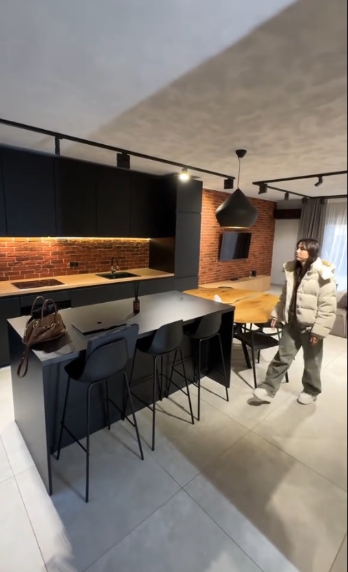 Imagini din casa cântăreței Mira. Cum arată locuința pe care artista o vinde cu peste 400.000 de euro