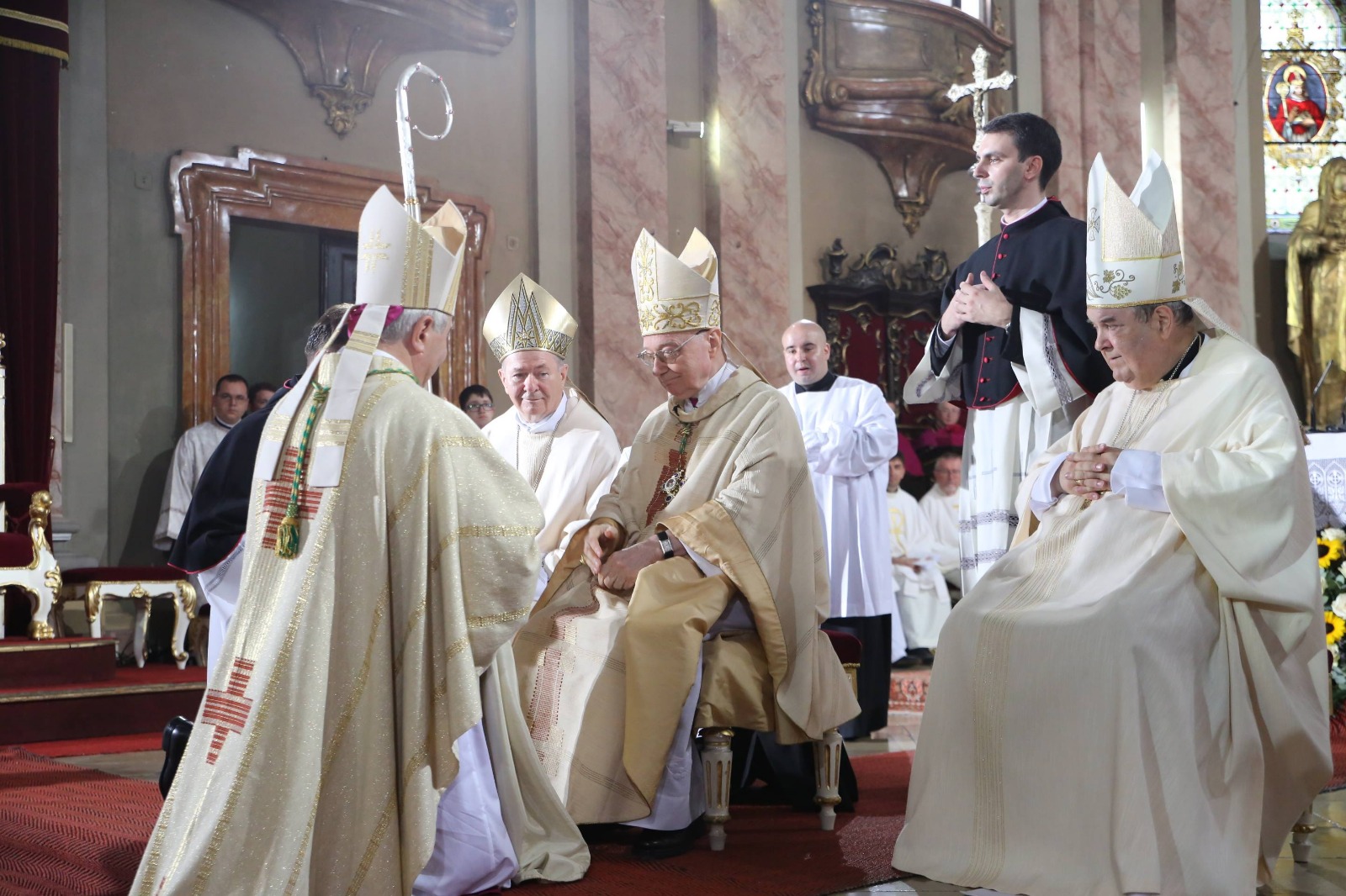 FOTO/ Ceremonie impresionantă în Piața Unirii din Timișoara. A fost instalat noul episcop romano-catolic