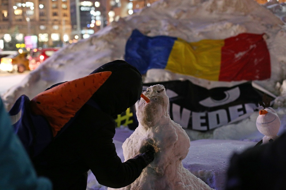 FOTO| Protest în Piața Victoriei cu oameni de zăpadă