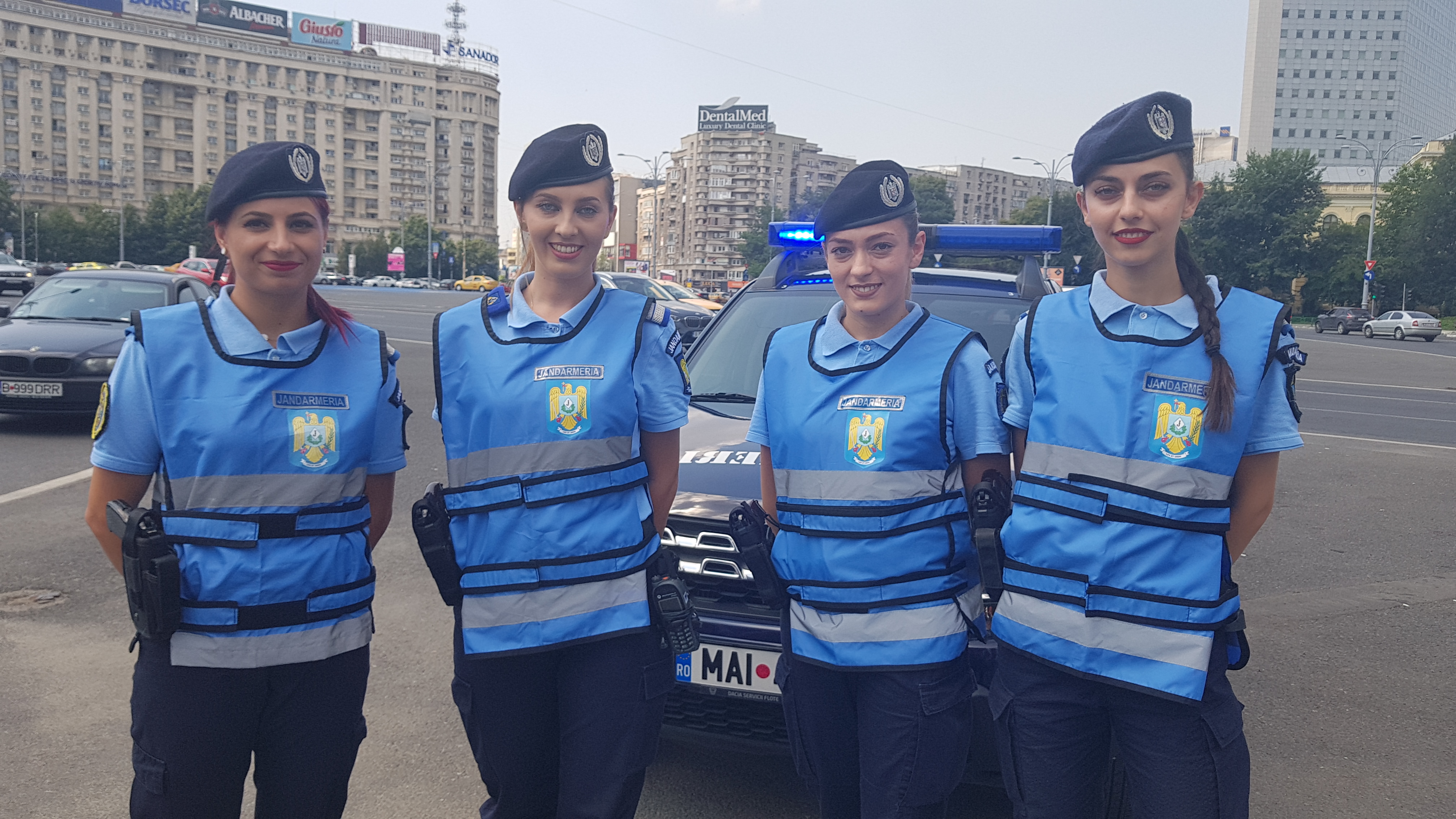 Jandarmeriţele care luptă cu vorba, nu cu scutul, în prima linie la proteste şi manifestări publice