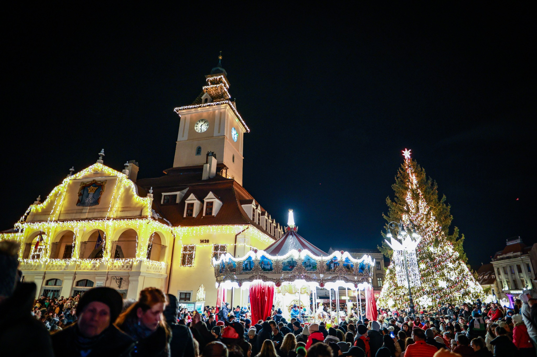 FOTO. Spectacol gastronomic la târgul de Crăciun de la Brașov. De la cârnați, sarmale și piftie la turtă dulce, cozonac și ciocolată de casă