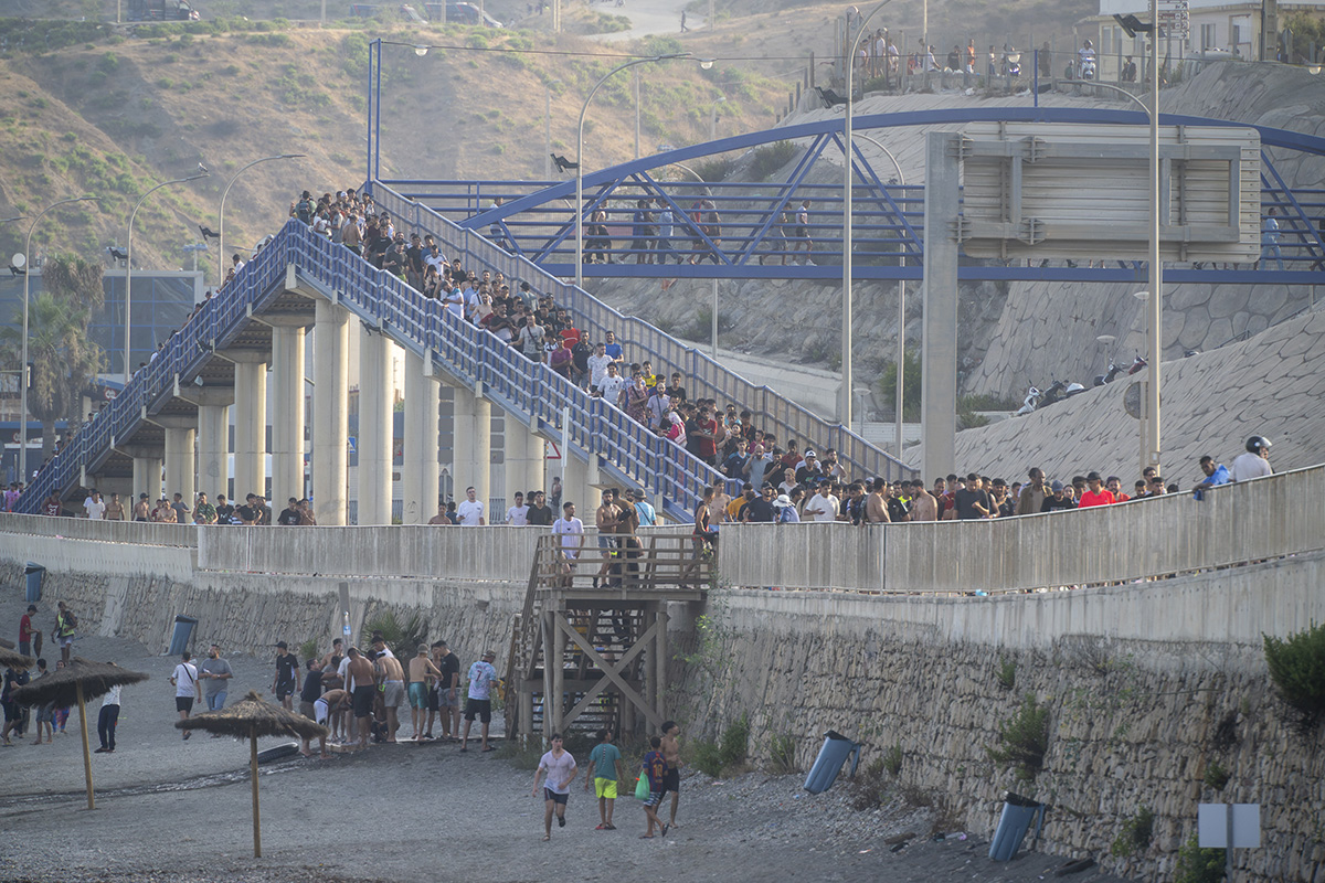 Spania trimite armata în Ceuta: zeci de mii de migranți au trecut înot din Maroc și cel puțin 19 s-au înecat