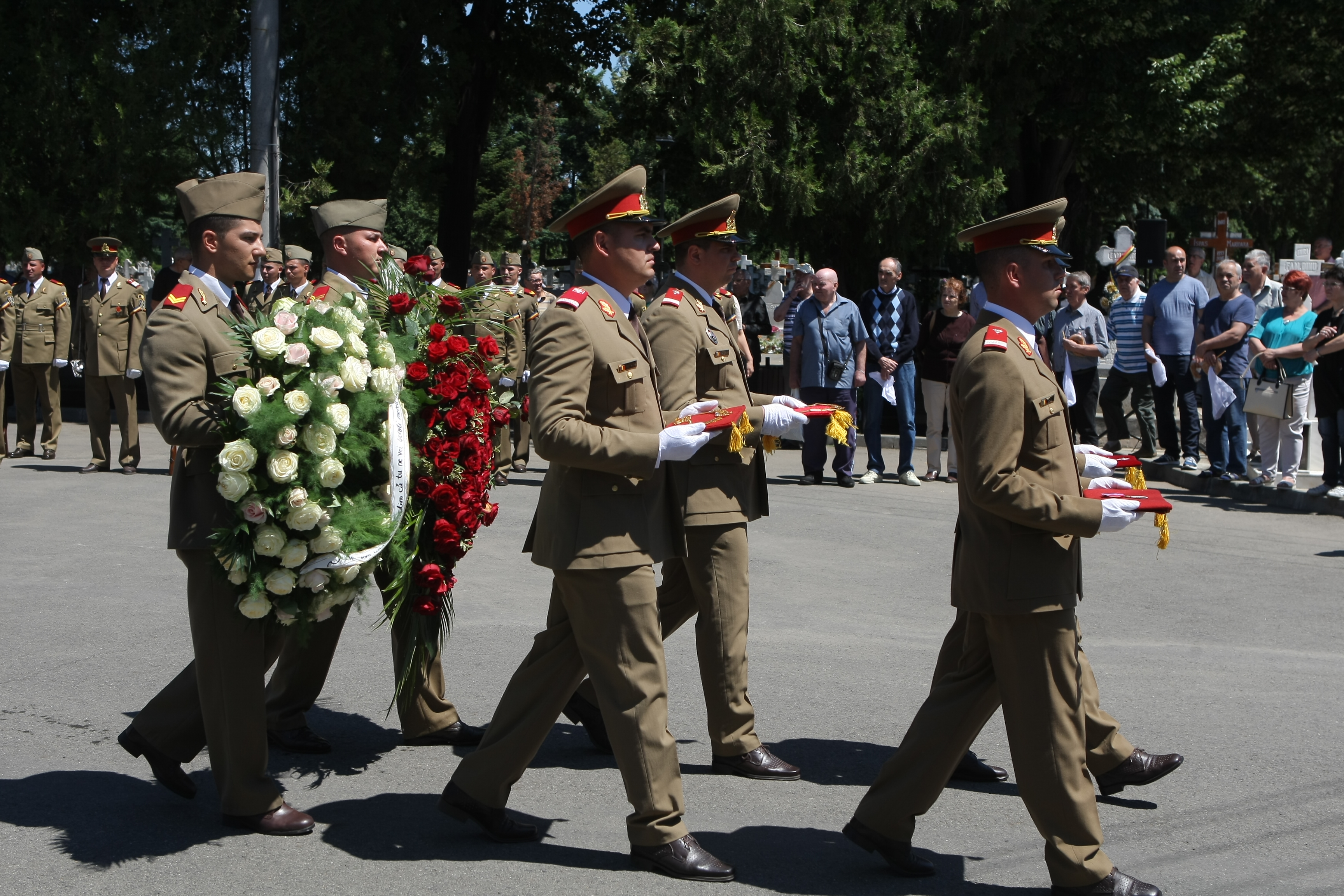 GALERIE FOTO&VIDEO/ Cristian Țopescu, înmormântat cu onoruri militare, la Cimitirul Ghencea Militar din București