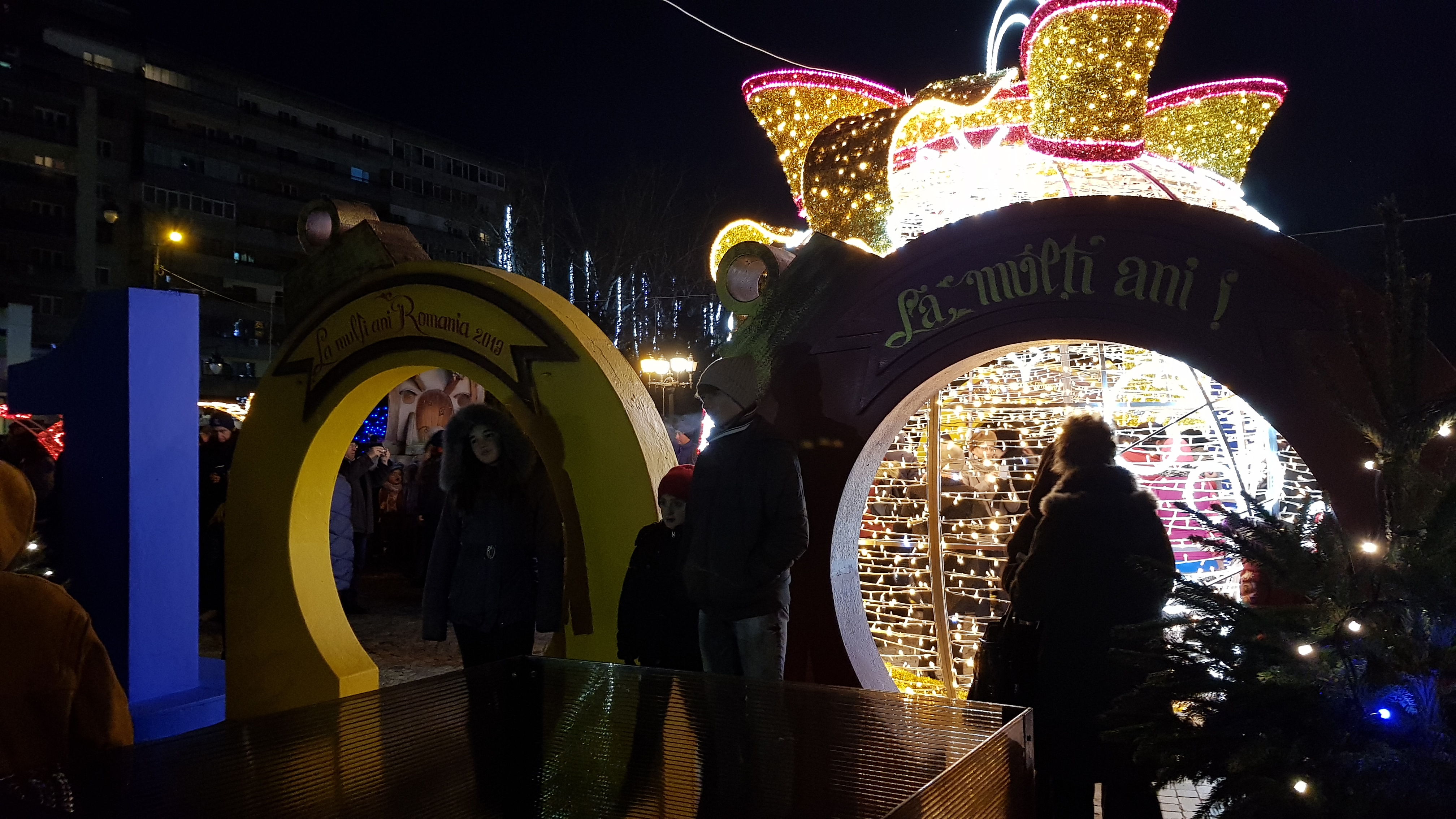 VIDEO&FOTO/ Sute de mii de luminițe multicolore s-au aprins în Iași. S-au deschis și cele două târguri de Crăciun