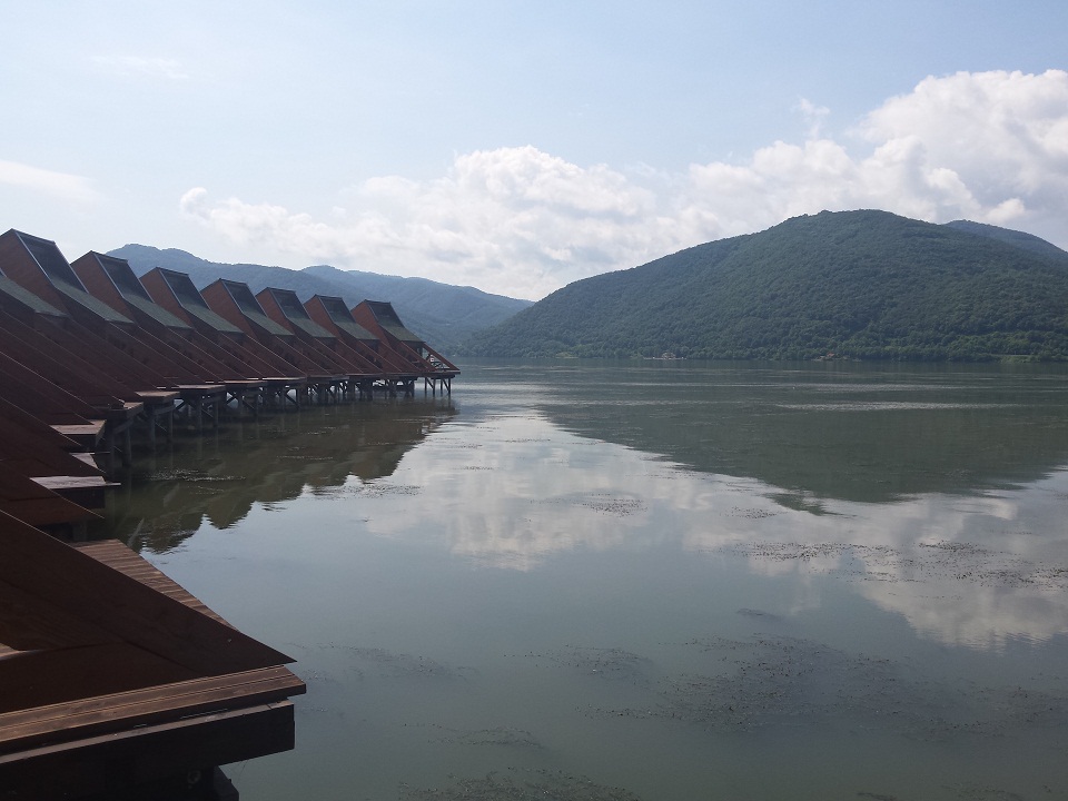 Cum se petrece 1 mai în primul sat plutitor din România. Turiștii au rezervat toate bungalourile pe Dunăre