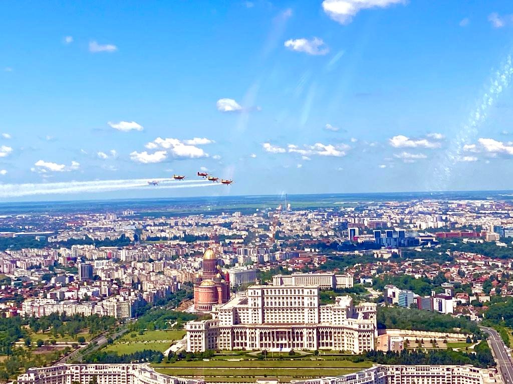 Piloţii de acrobație au survolat principalele spitale din Bucureşti, în semn de respect față de cadrele medicale. Imagini aeriene spectaculoase