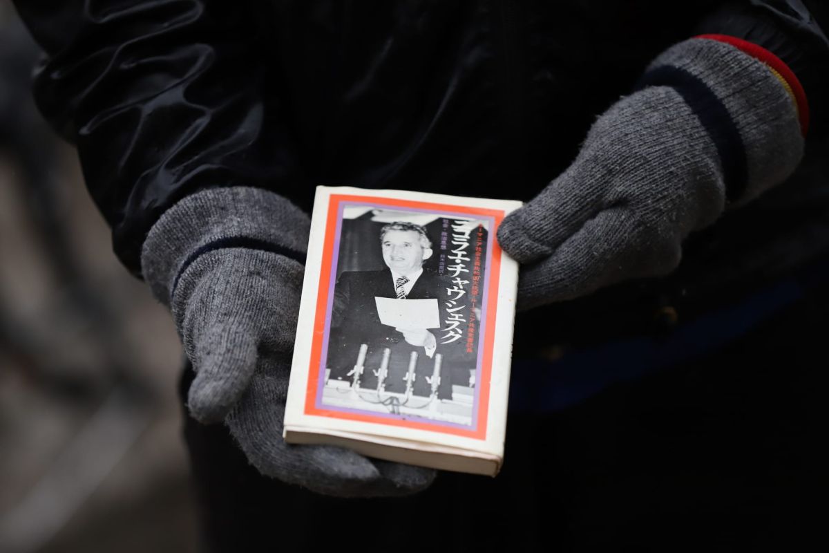 Câțiva nostalgici ai regimului comunist au venit, de Crăciun, la mormântul dictatorului: „Ceaușescu a dat de muncă la lume”