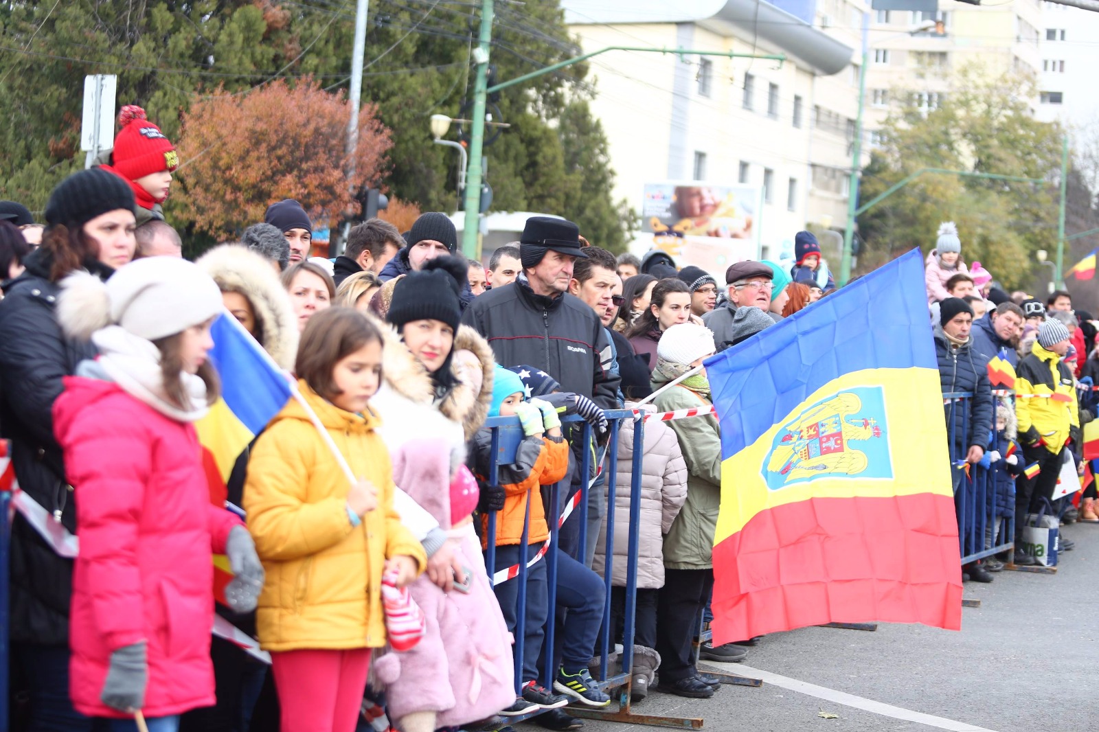 GALERIE FOTO/ Mii de timișoreni au înfruntat frigul să vadă parada militară. Și aici oamenii au huiduit discursul transmis de Viorica Dăncilă