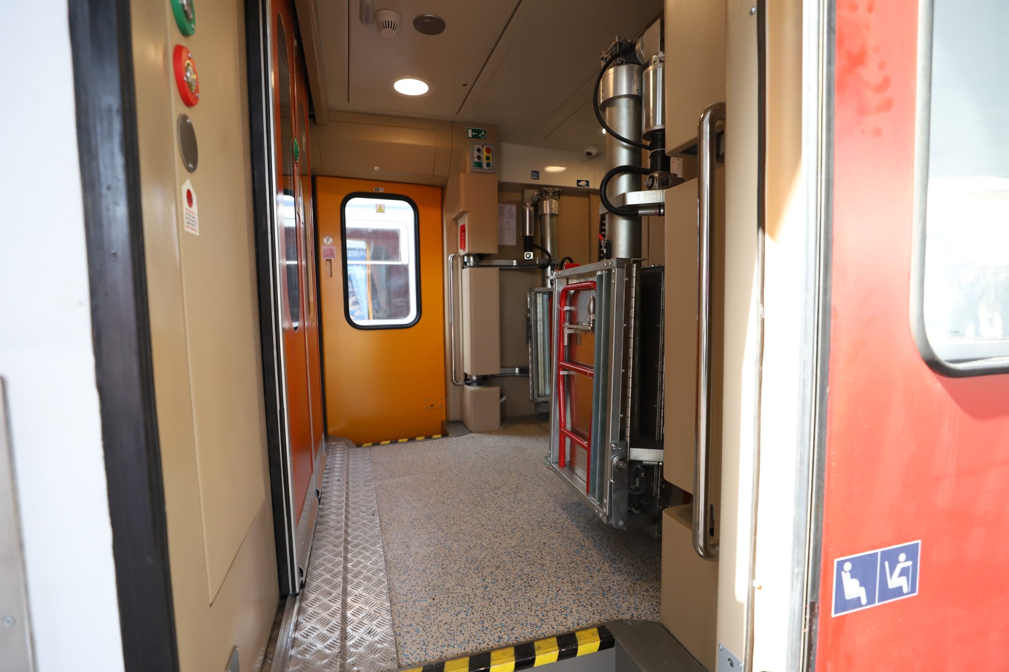 Viteză, confort și lift pentru persoane cu dizabilități. Primul tren modernizat complet circulă de astăzi pe ruta București-Constanța
