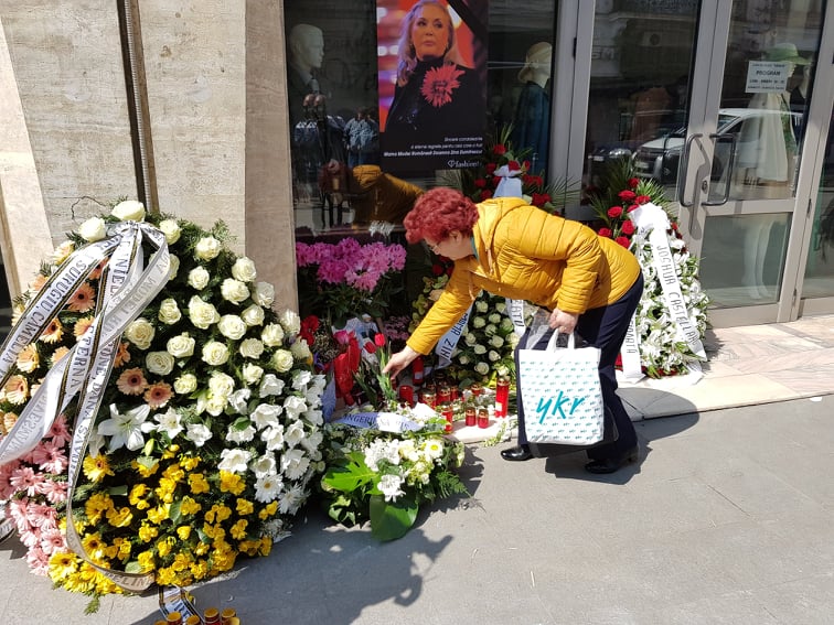 Fostele manechine crescute de Zina Dumitrescu, omagiu pentru creatoarea de modă la Casa Venus. Ce a scris Cătălin Botezatu pe coroana pentru mama Zina | FOTO