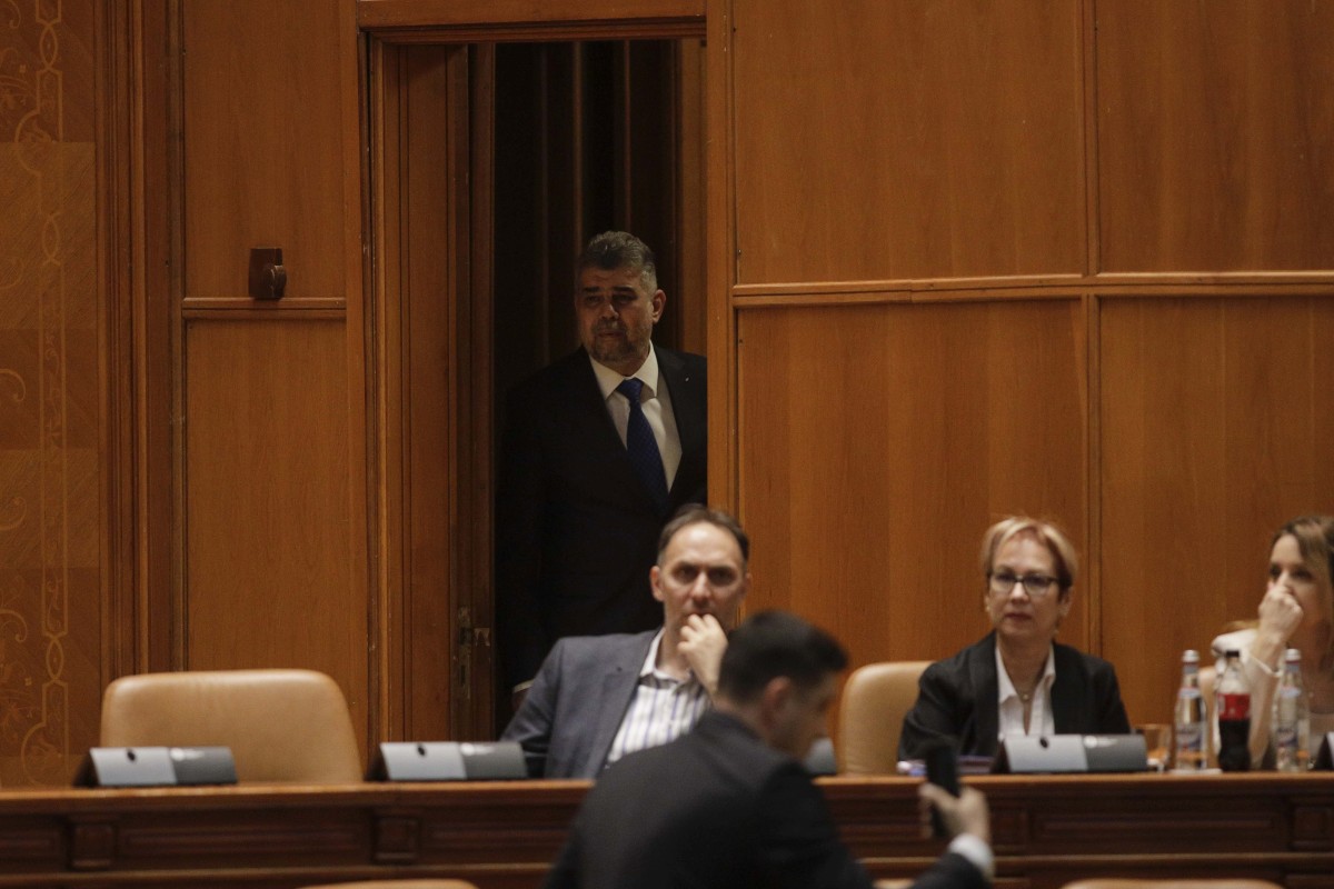 Discursul lui Ciolacu de la dezbaterea bugetului, întrerupt de protestul AUR și USR: „Inadmisibil ca românii să plătească taxe noi”
