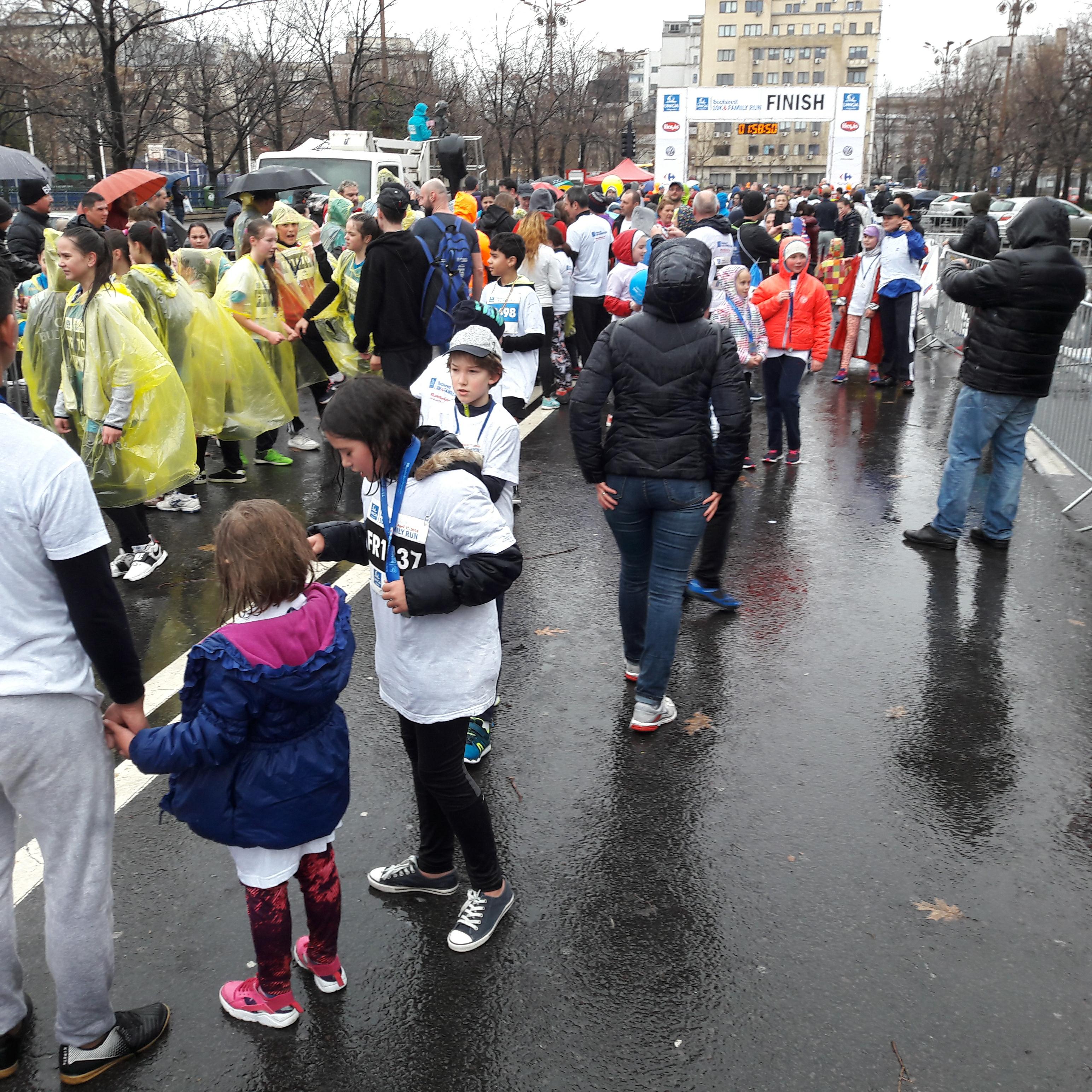 Au alergat cu căruciorul prin ploaie la Cursa Bebelușilor, în București (GALERIE FOTO)