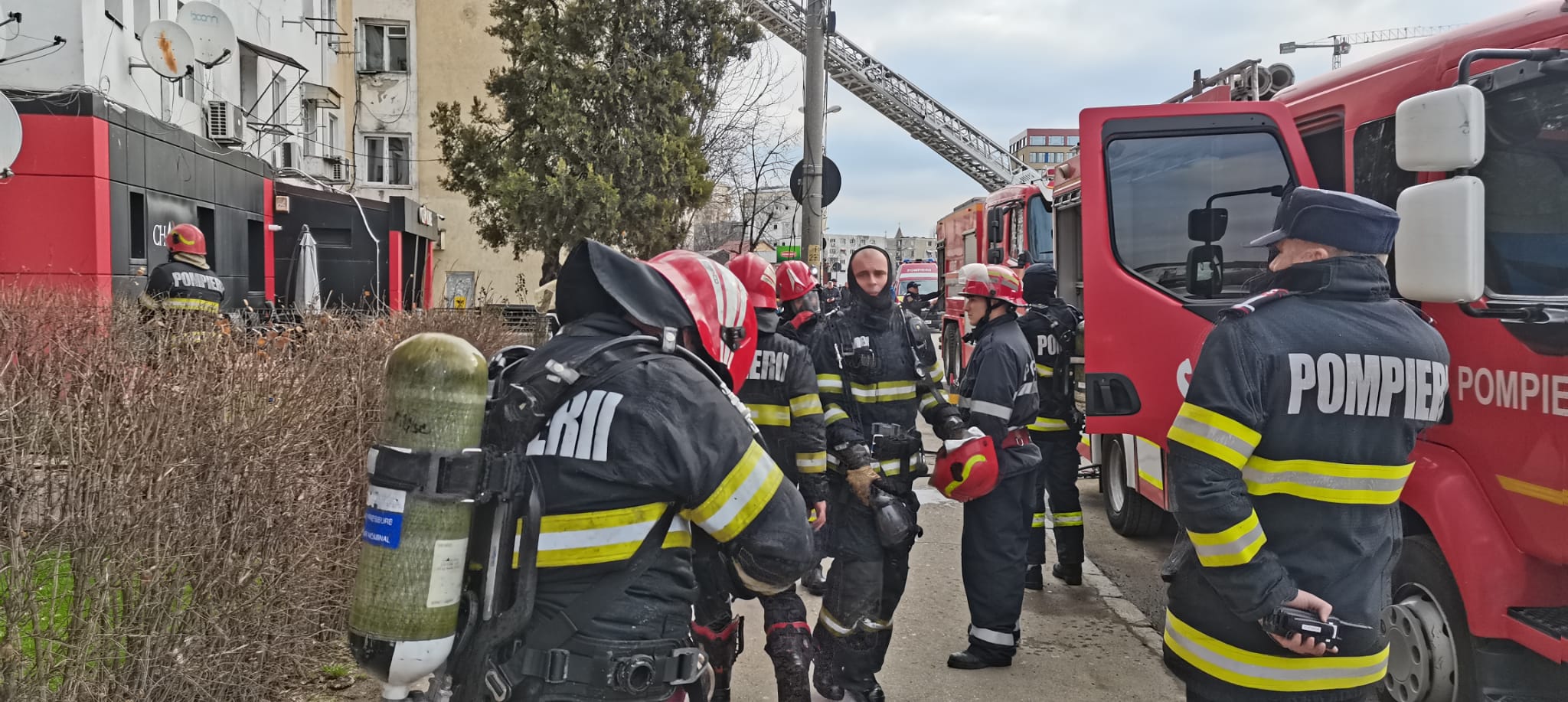 Incendiu într-un bloc din Iași. O persoană a fost găsită carbonizată, 13 locatari au fost evacuaţi de pompieri