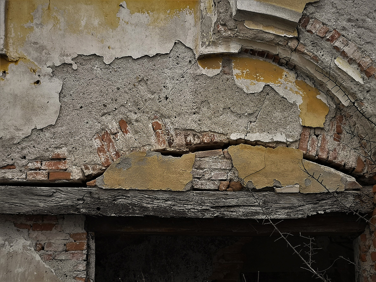 REPORTAJ. Un castel vechi de secole, din Ardeal, lăsat în voia sorții de beneficiarii retrocedării și de autorități: „Nu sunt fantome aici, doar sărăcie!”