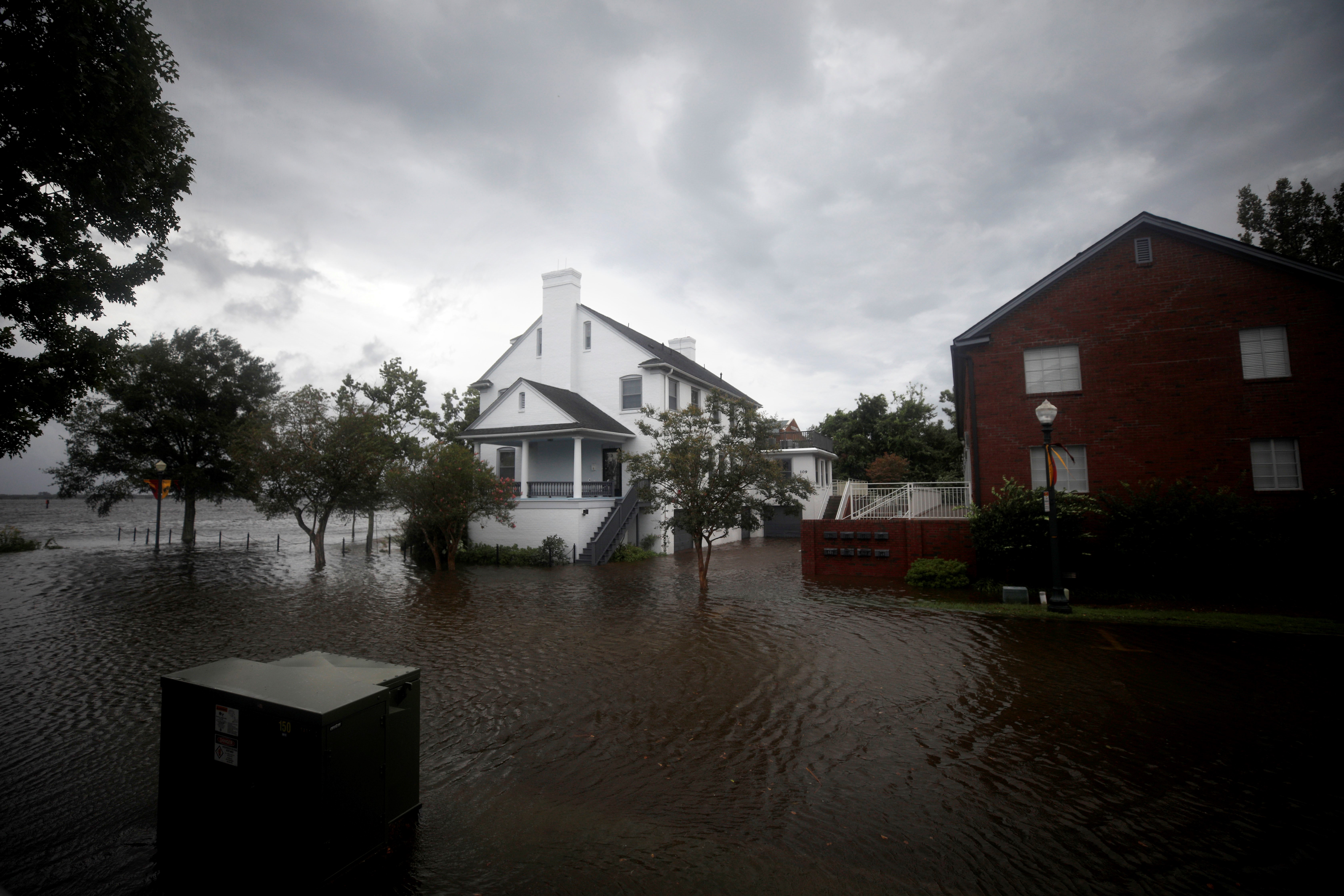Uraganul Florence a lovit coasta americană. Zeci de persoane salvate dintr-un hotel inundat