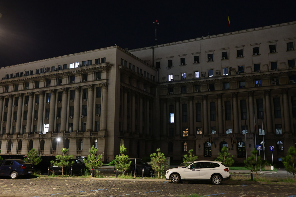 Am verificat cum economisesc energie instituțiile publice. Doar trei au stins luminile pe timpul nopții