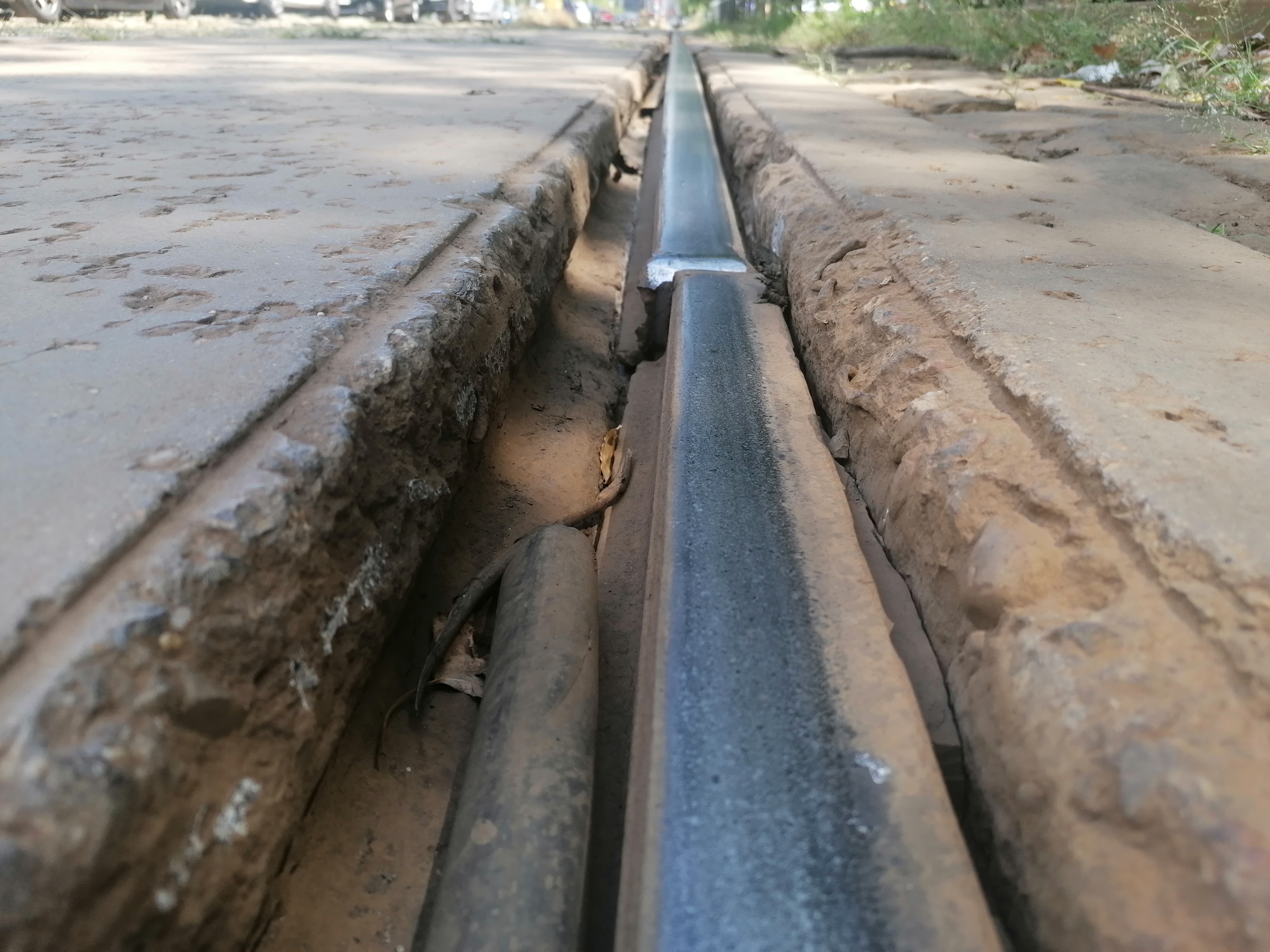 Gropi, șine rupte și segmente lipsă. Imagini cu liniile de tramvai care îi înspăimântă pe bucureștenii care vin la muncă în Pipera: „Mai bine cobor cu două stații înainte”