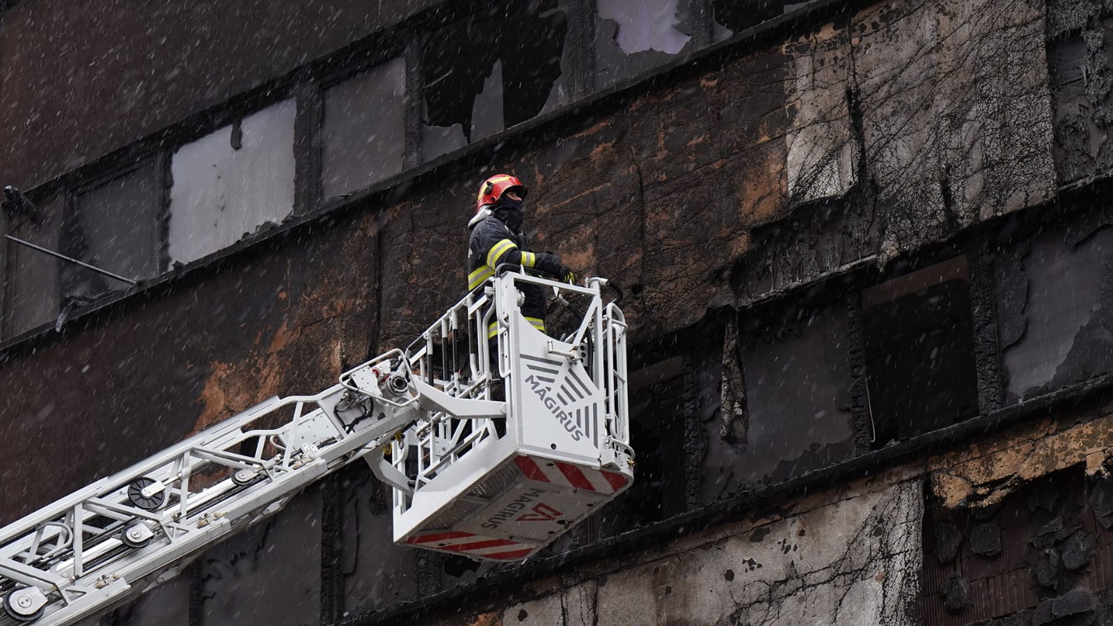 Adolescentul de 15 ani care a incendiat un bloc din Constanța, arest la domiciliu pentru 30 de zile