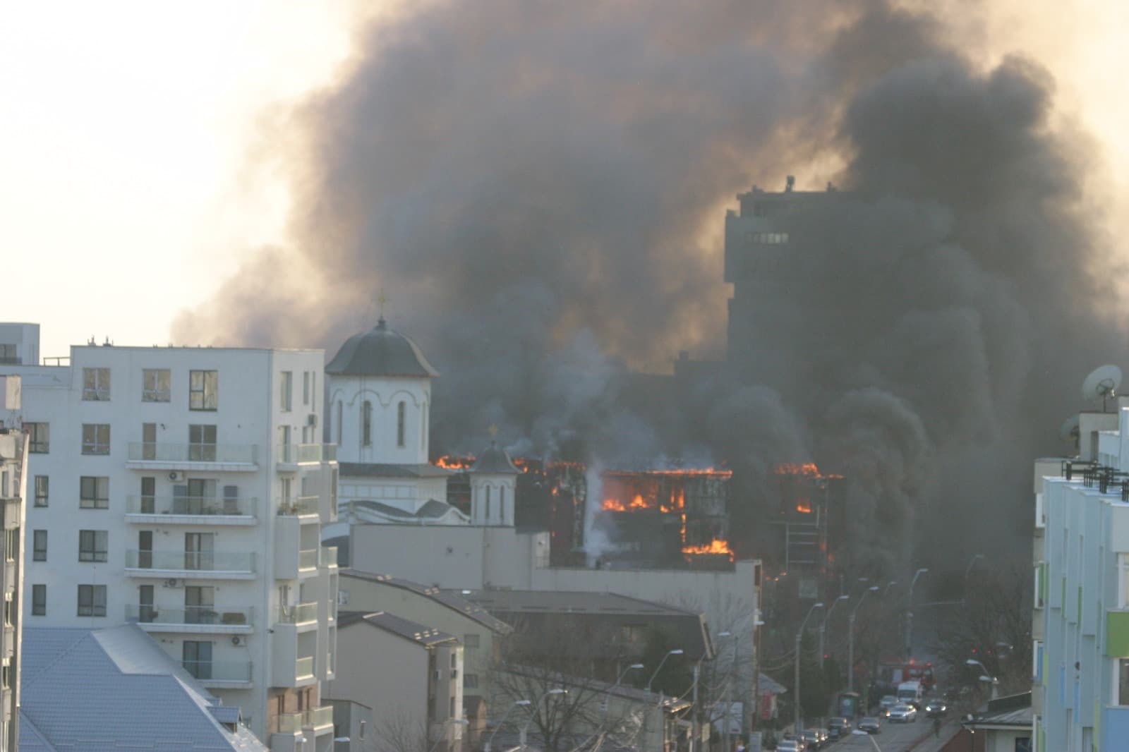 Un centru comercial din București a ars complet. ISU spune că nu avea autorizație de securitate la incendiu
