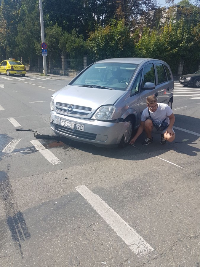 FOTO | Accident spectaculos în centrul Sibiului. Două mașini s-au tamponat, iar una s-a răsturnat. Doi copii, printre răniți