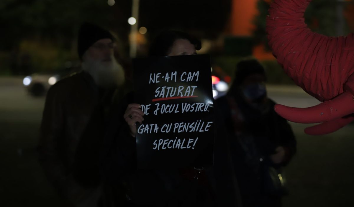 Protest în Piața Victoriei, cu un elefant roz gigantic, față de pensiile speciale: „Vrem drepturi egale”