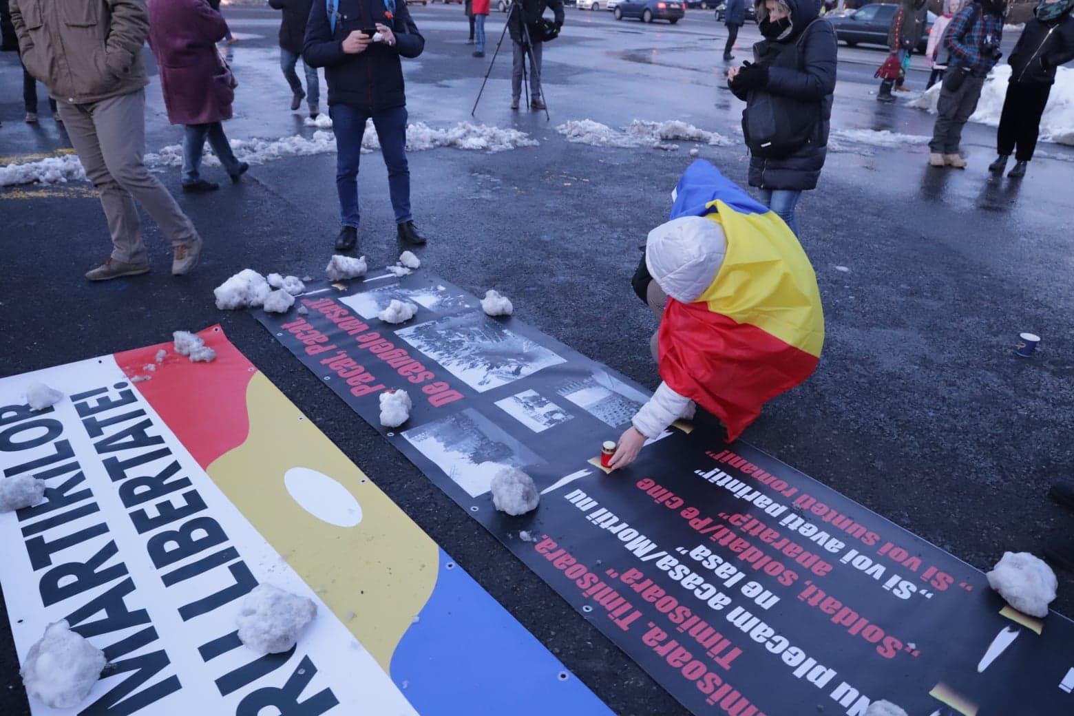 VIDEO & FOTO / Miting în București, la 29 de ani de la Revoluție. Mii de persoane au mărșăluit în memoria eroilor din 1989