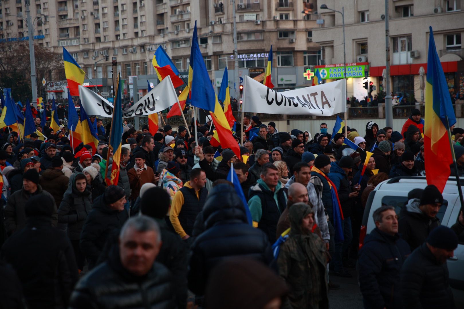 LIVE TEXT: Zeci de mii de oameni la protestul organizat de AUR în București. Mai mulți protestatari aveau asupra lor cuţite, bricege și substanţe interzise